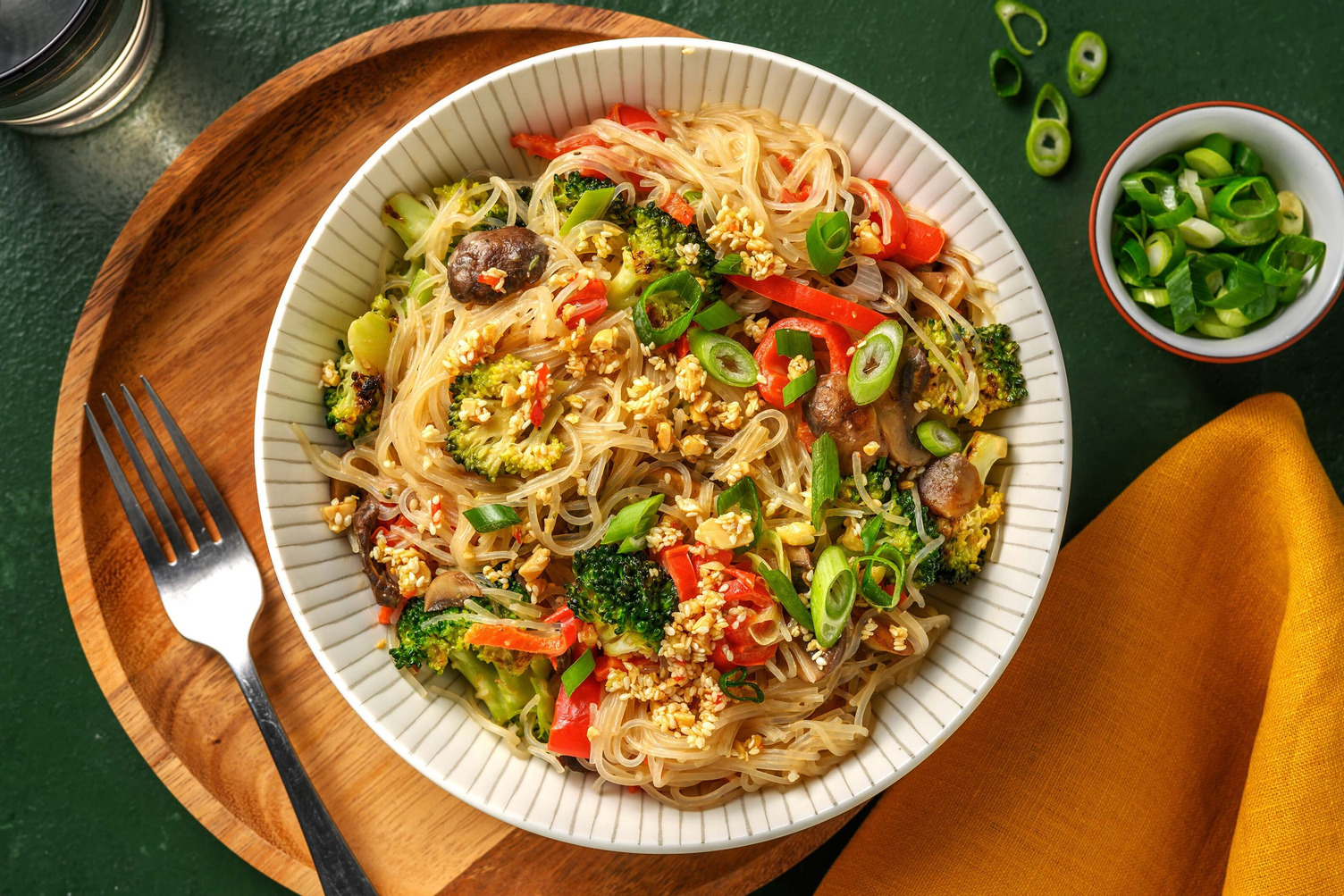 Glasnudeln in Miso-Erdnuss-Soße mit Knusper-Sesam