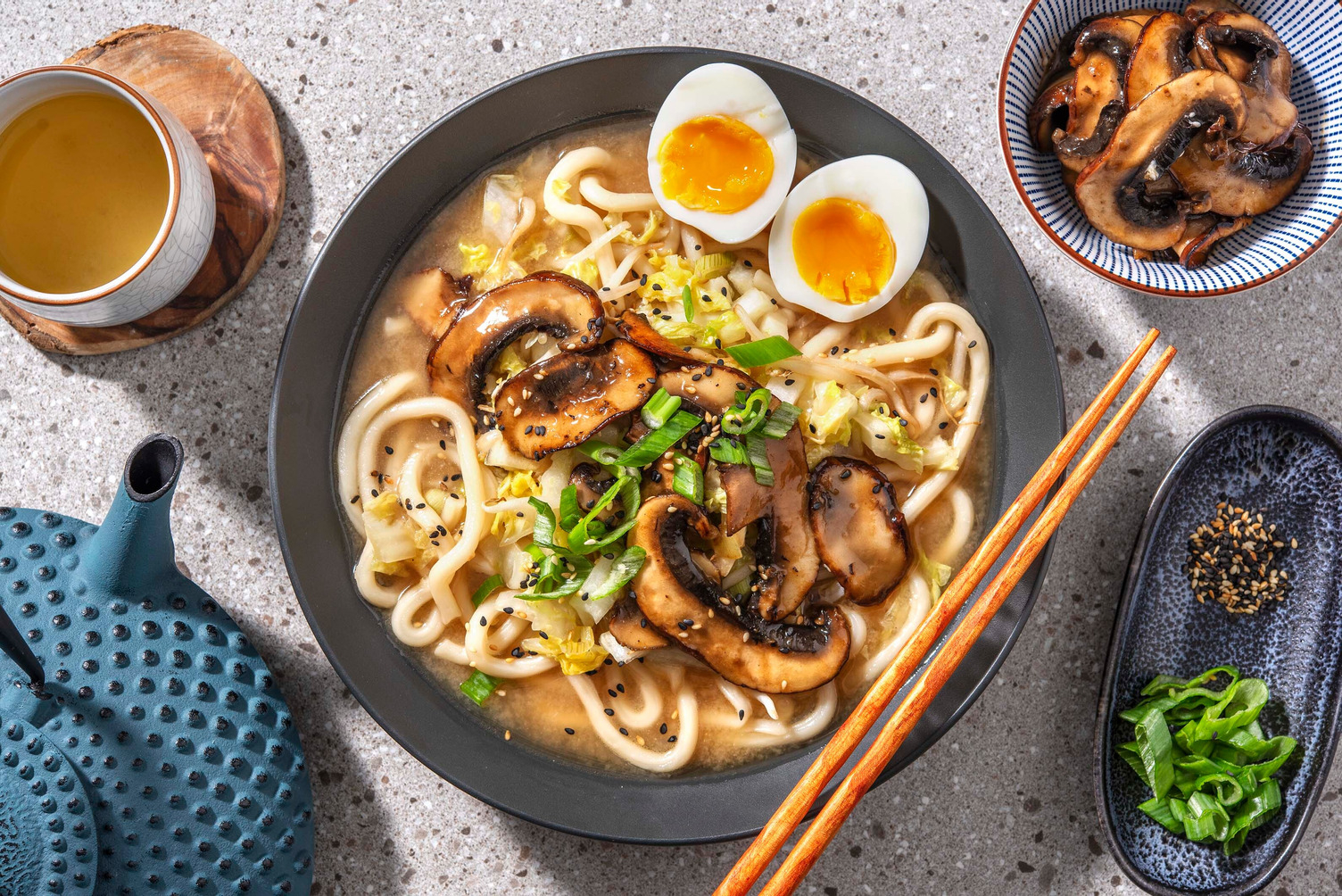 Miso express aux nouilles udon, portobello et œuf au plat