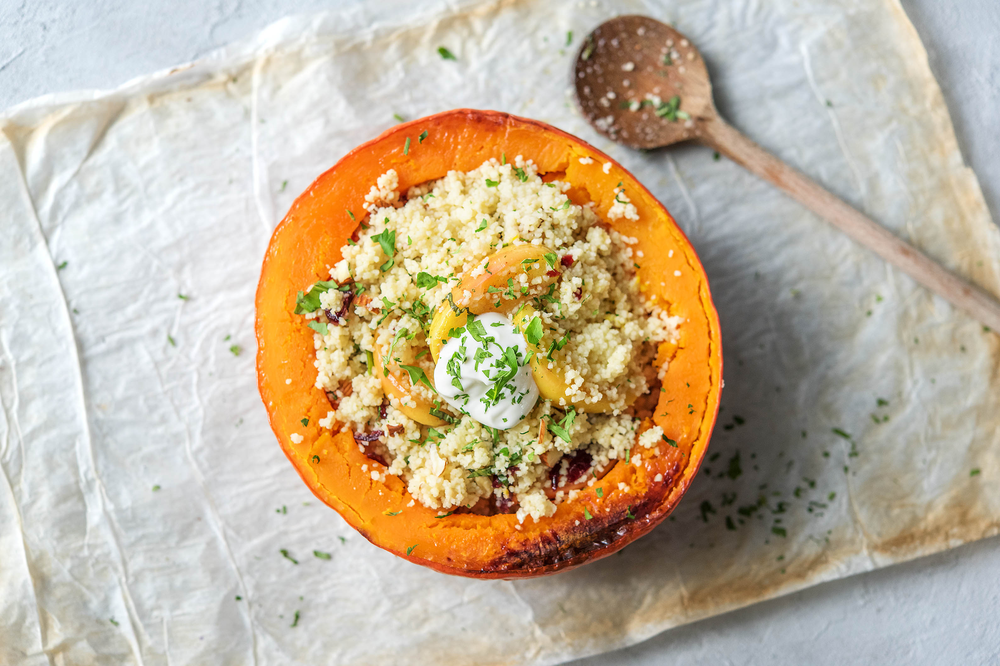 Mit Apfel-Couscous gefüllter Kürbis