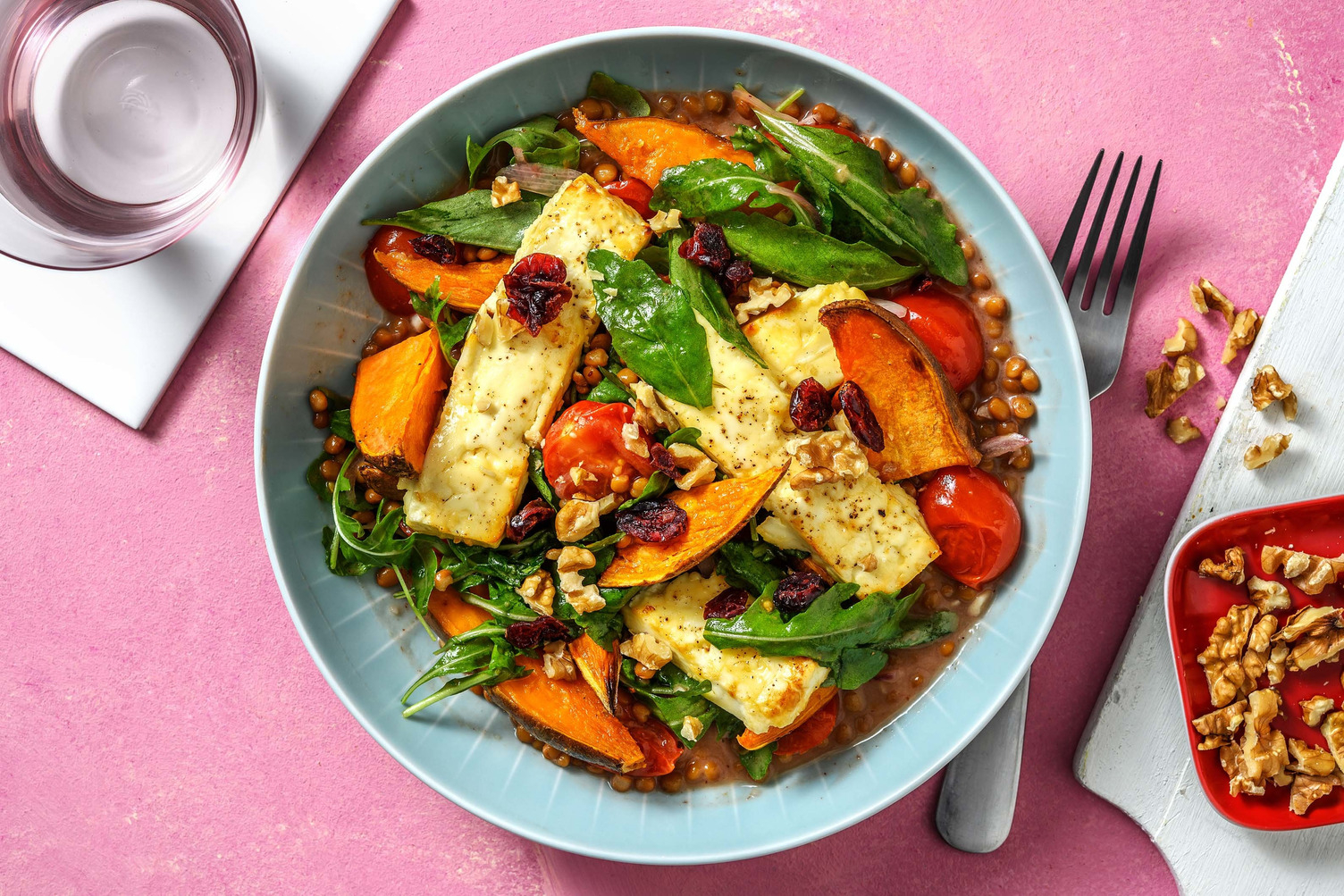 Mit Honig gebackener Hirtenkäse auf Linsengemüse