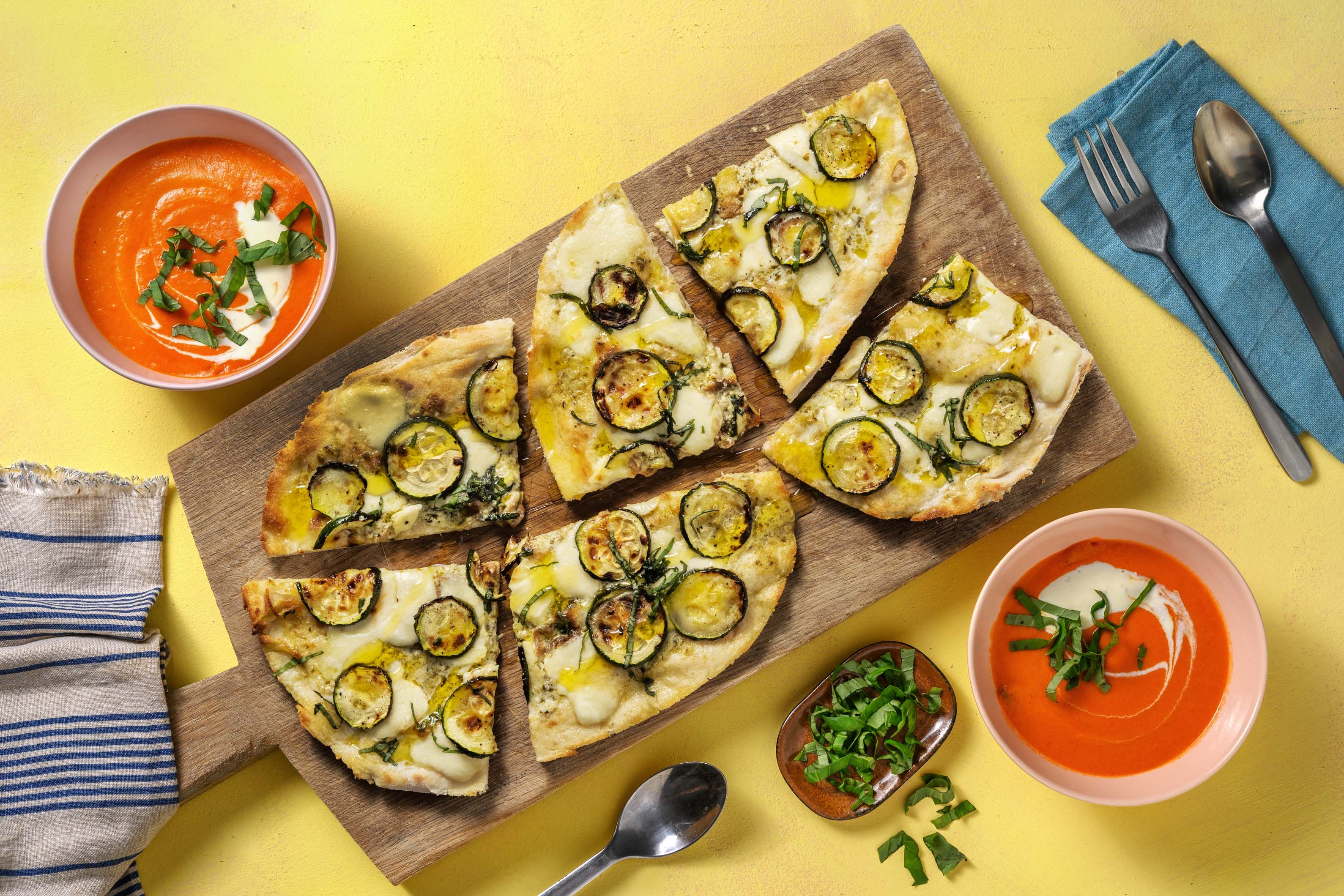 Naanpizza met gegrilde courgette en mozzarella