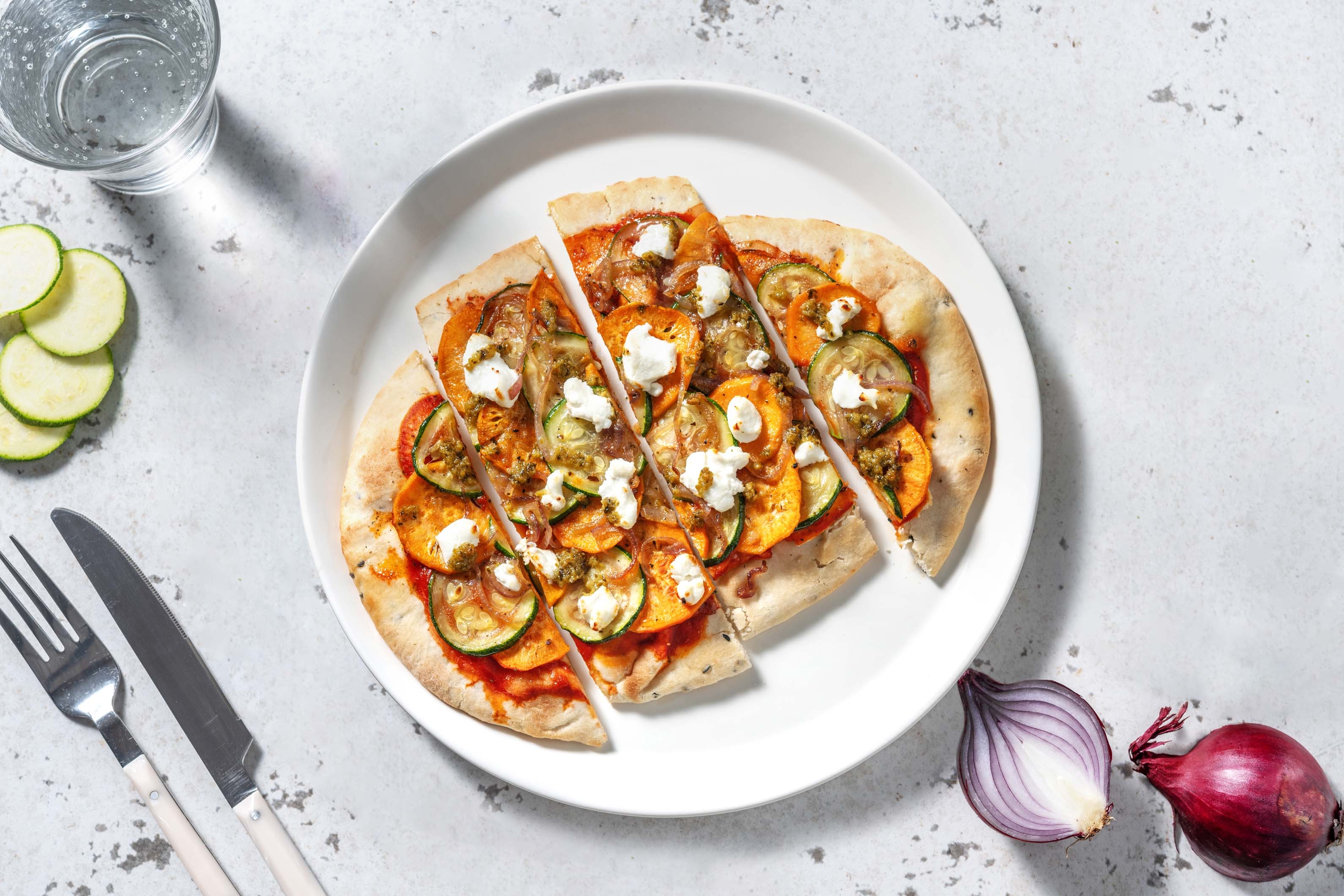 Pizza sur naan au chèvre et aux légumes