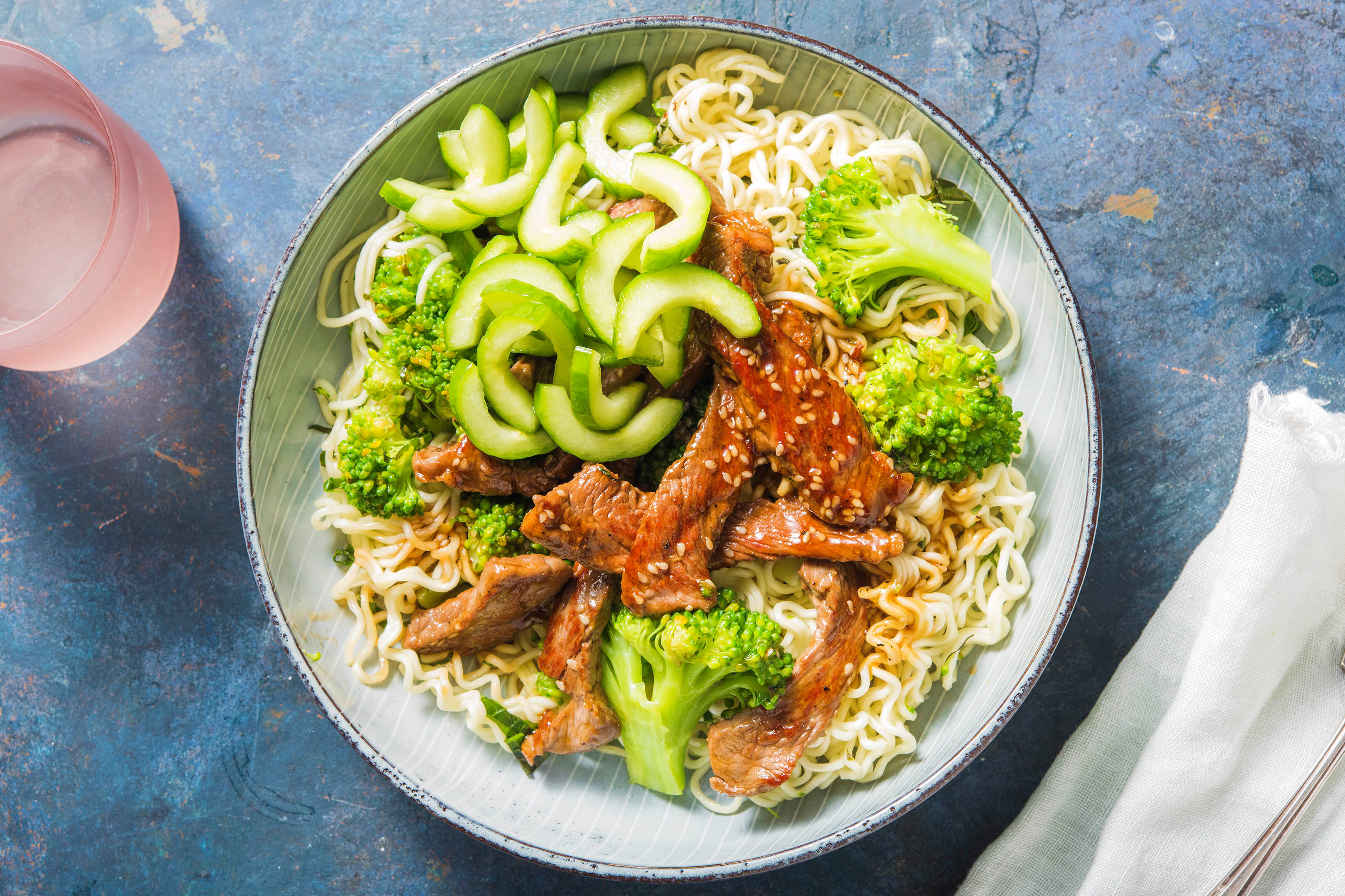 Noedels met biefstukpuntjes en Thais basilicum