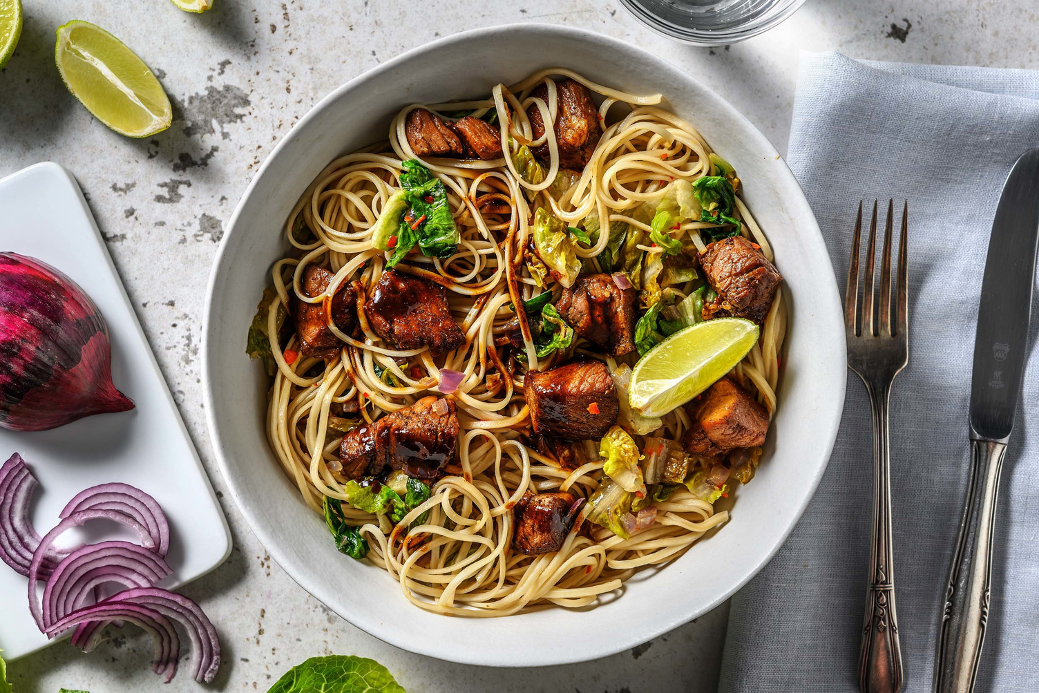 Noedelsalade met varkenshaaspuntjes