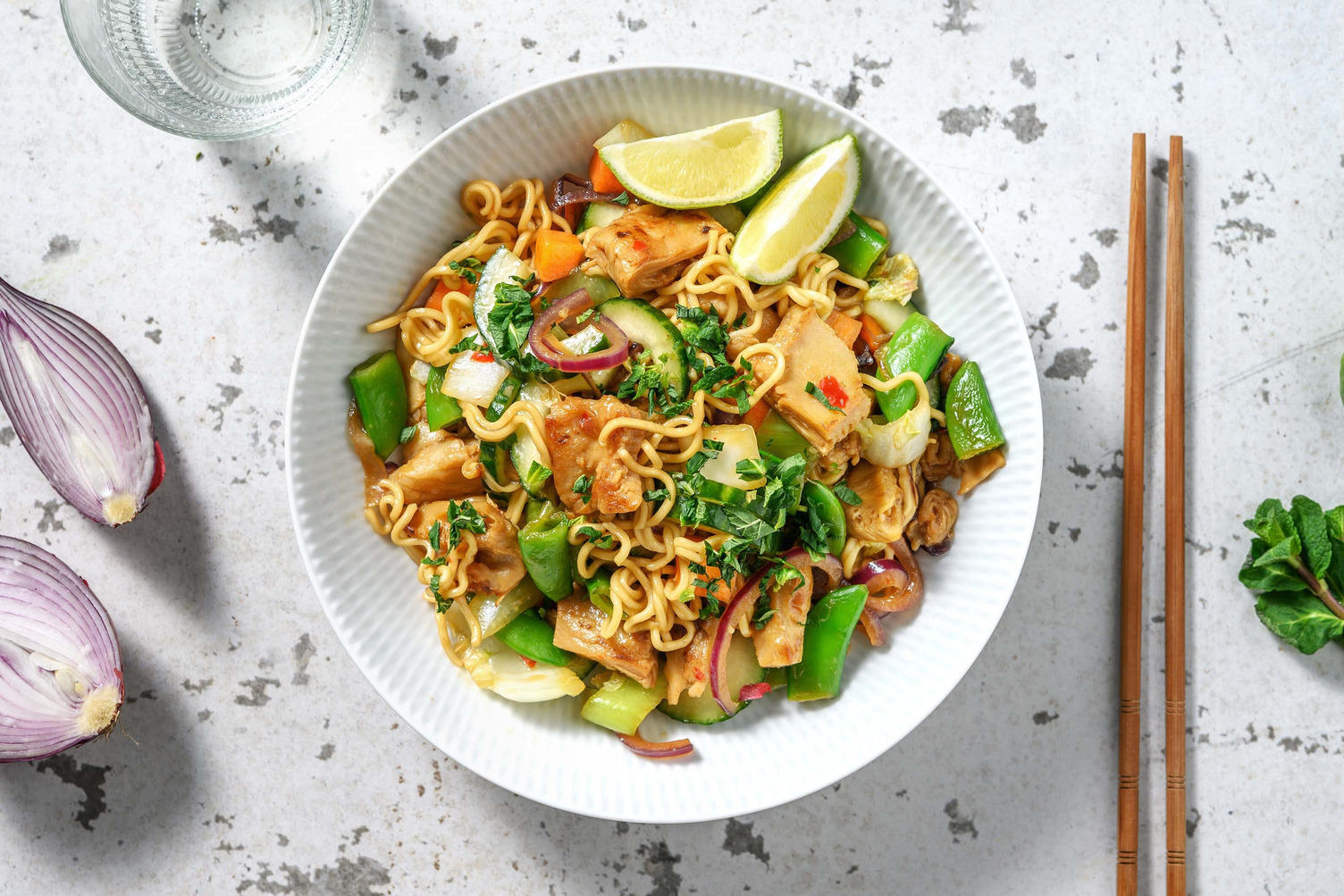 Nouilles à l’orientale aux émincés de poulet végétariens et au concombre