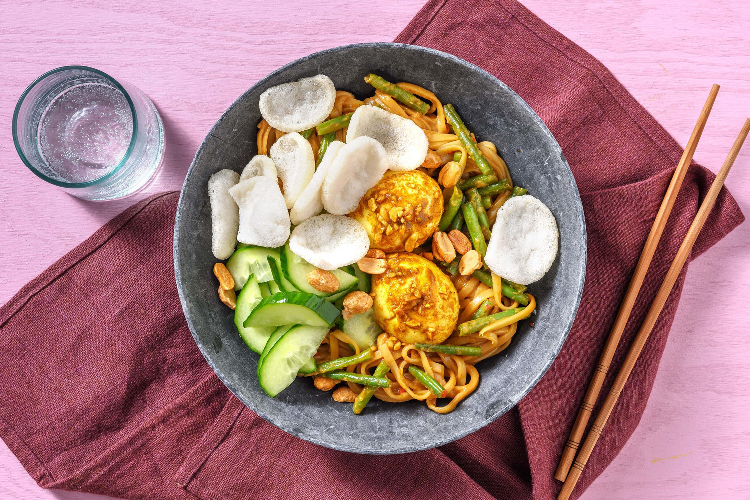 Pittige roerbak met udonnoedels en gemarineerde eieren