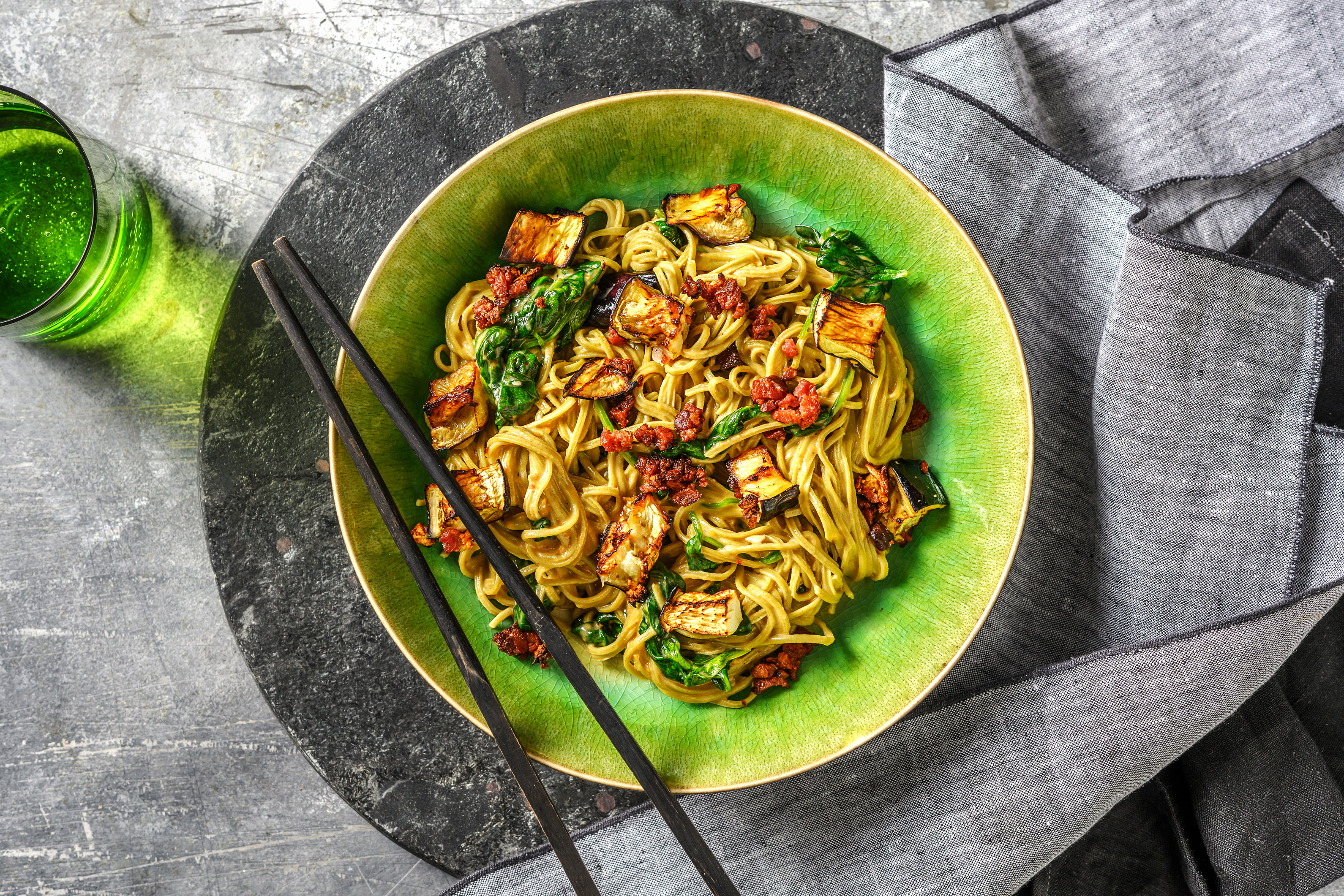 Nudeln aus Edamame mit Bacon