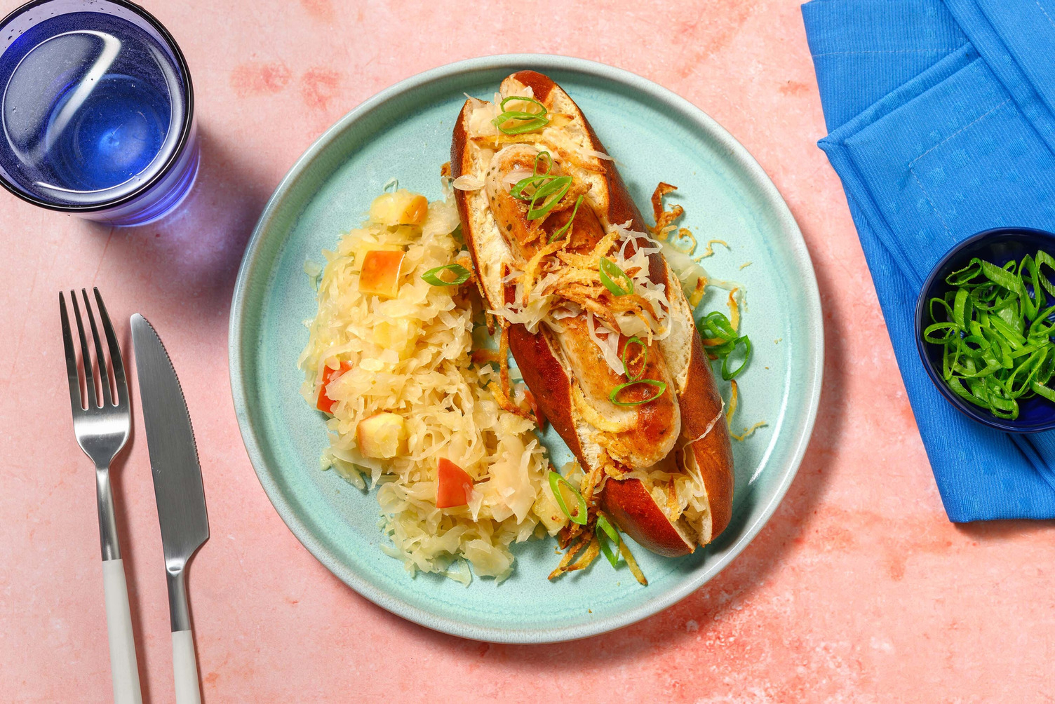 O zapft is! Weisswurst im Dirndl