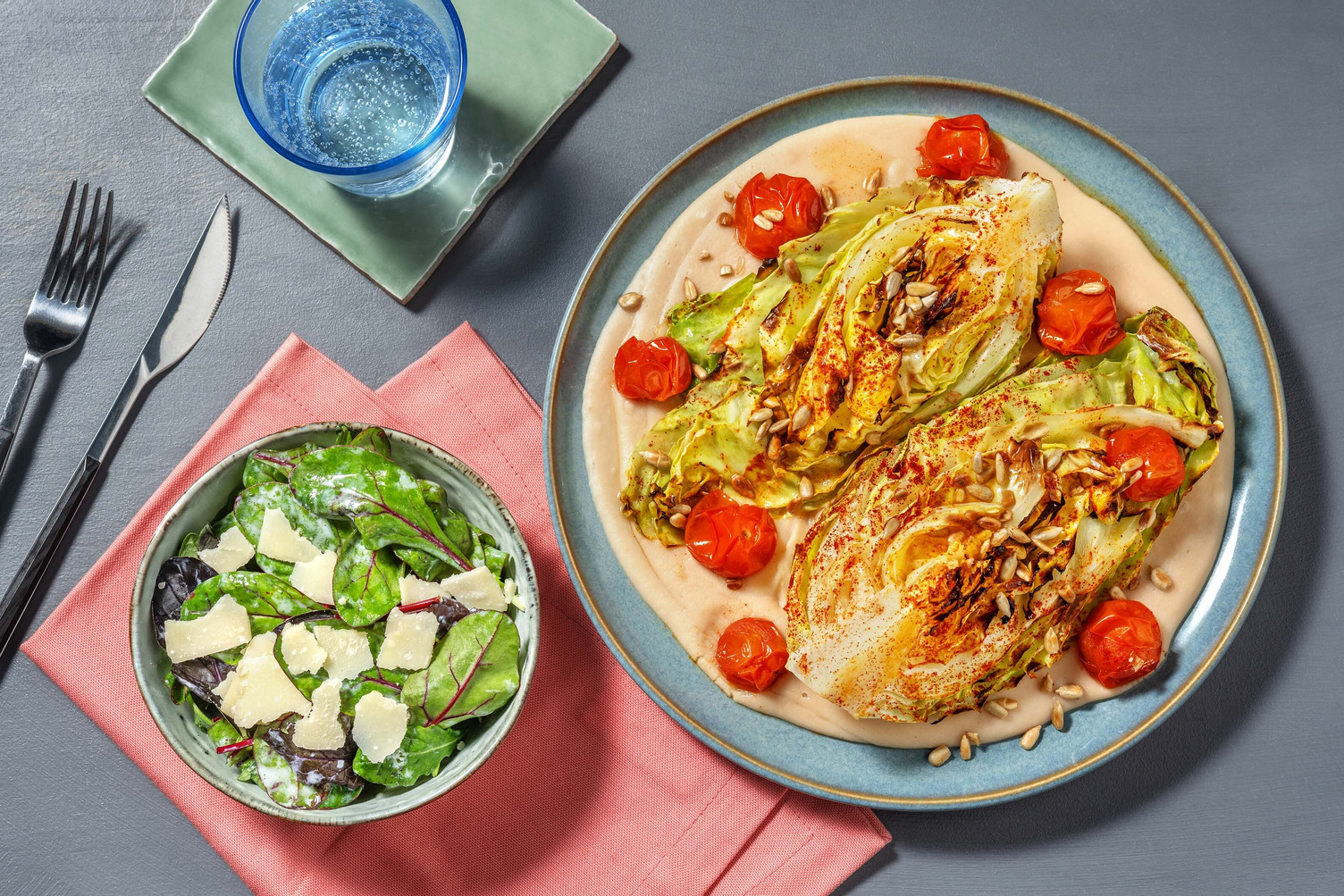 Ofen-Spitzkohl mit extra Steak und Butterbohnenpüree