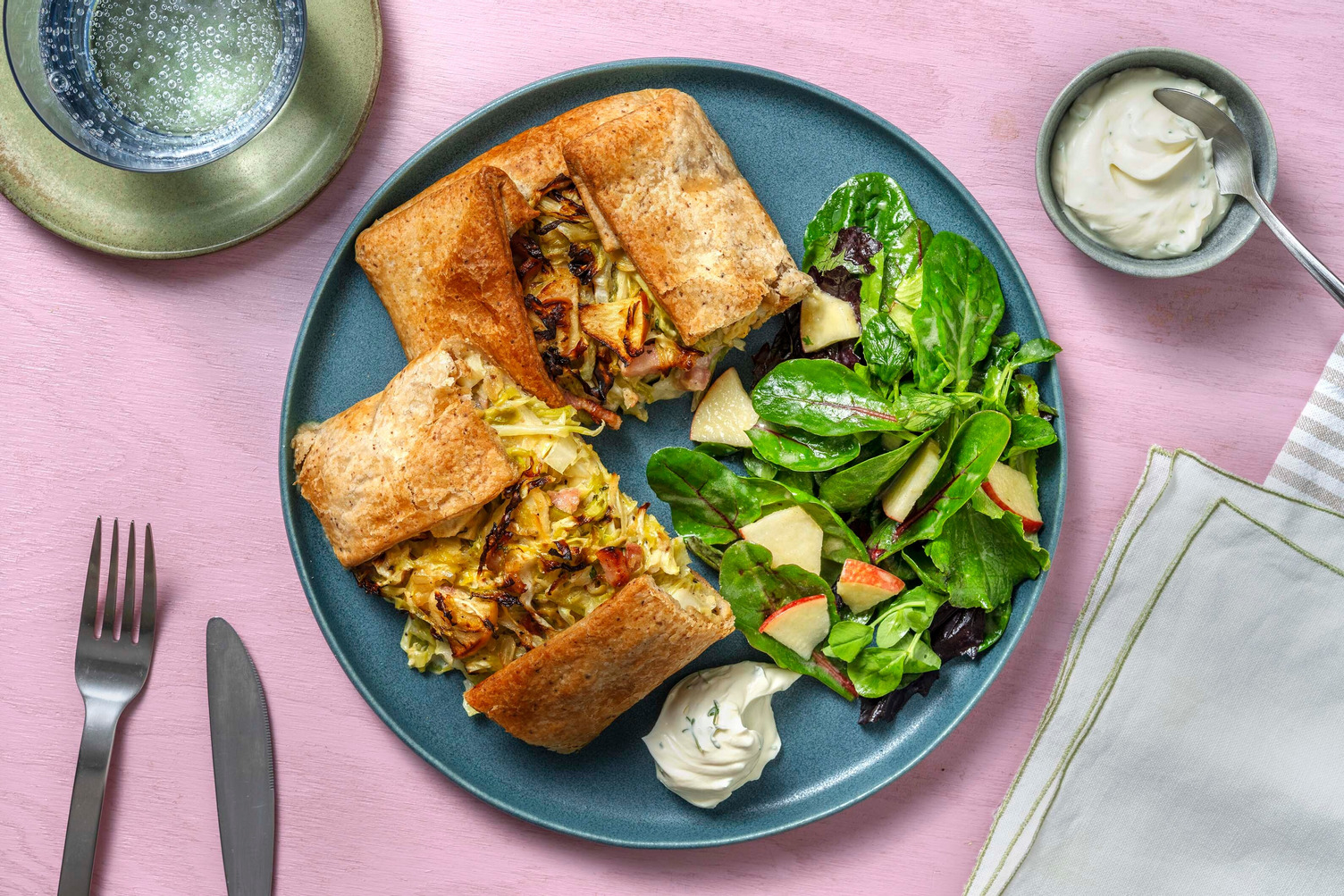 Offener Spitzkohlstrudel mit Speck und Apfel