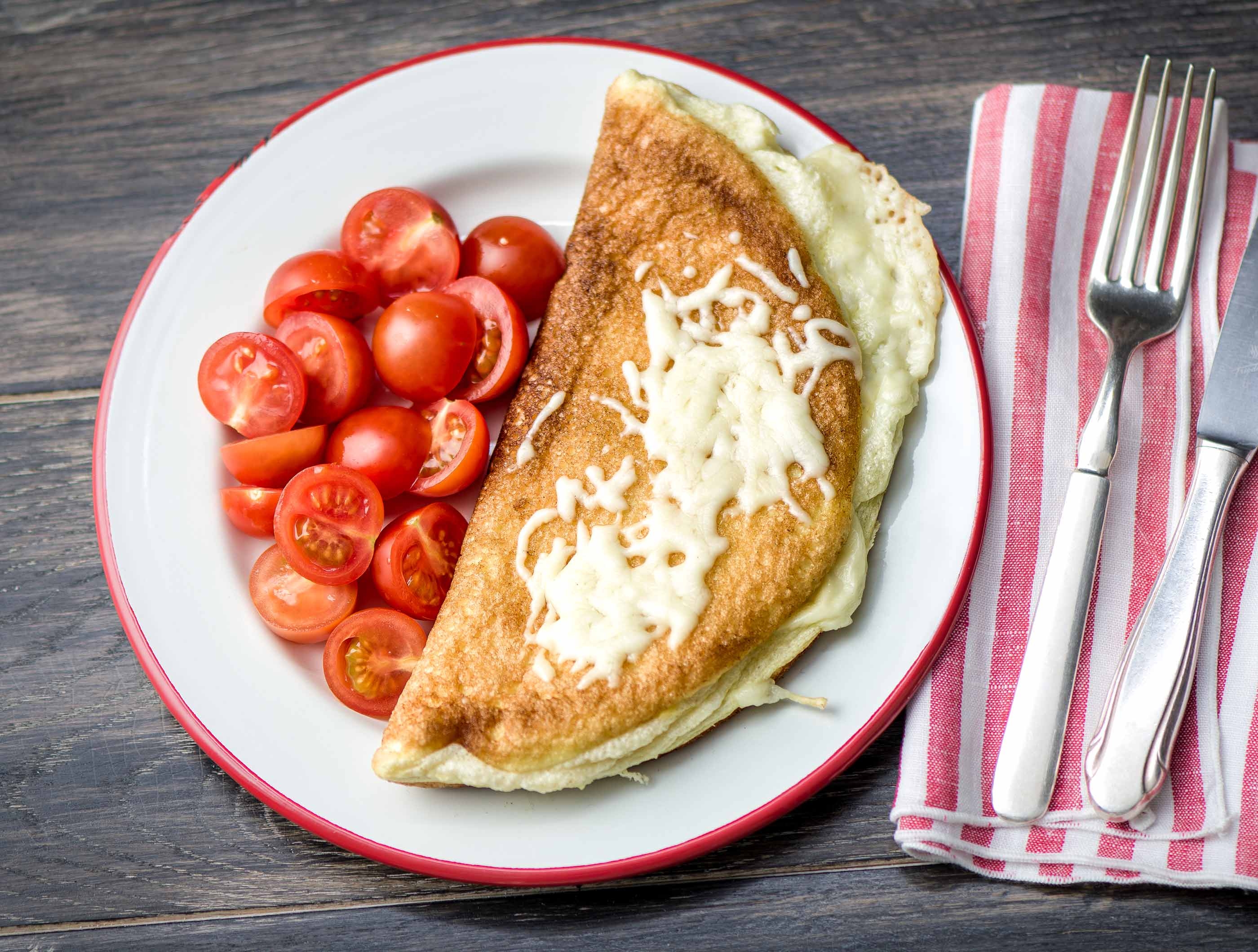 Omelet met cherrytomaten en 3 soorten kaas