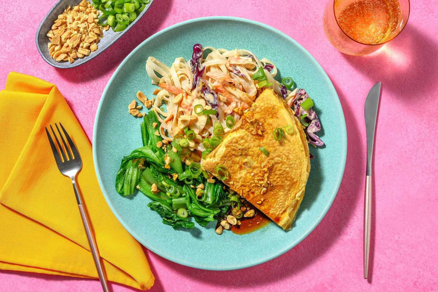 Omelet met Koreaanse kruiden en noedelsalade