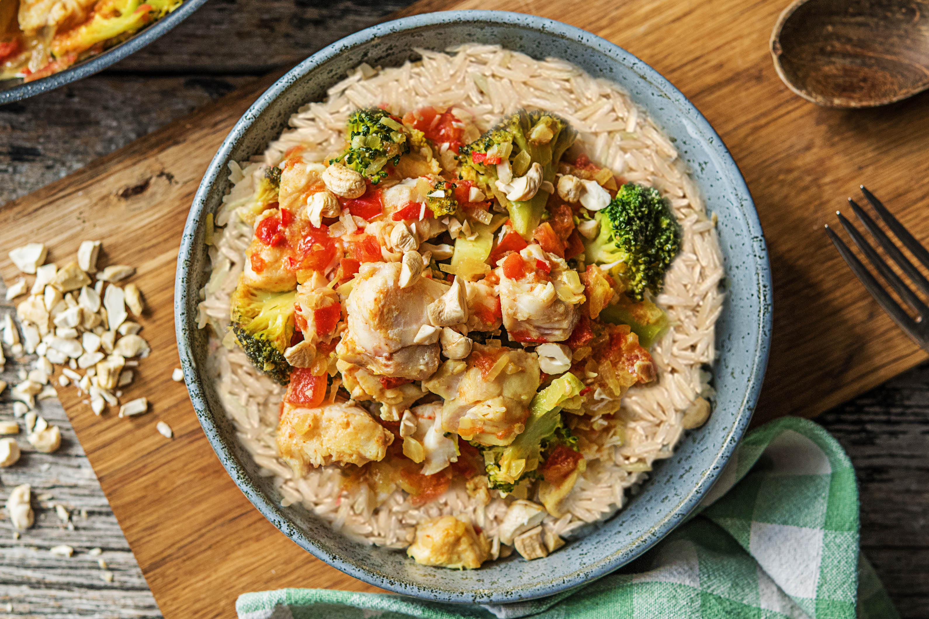 Oosters vispotje met tomaat, broccoli, kurkuma en cashewnoten