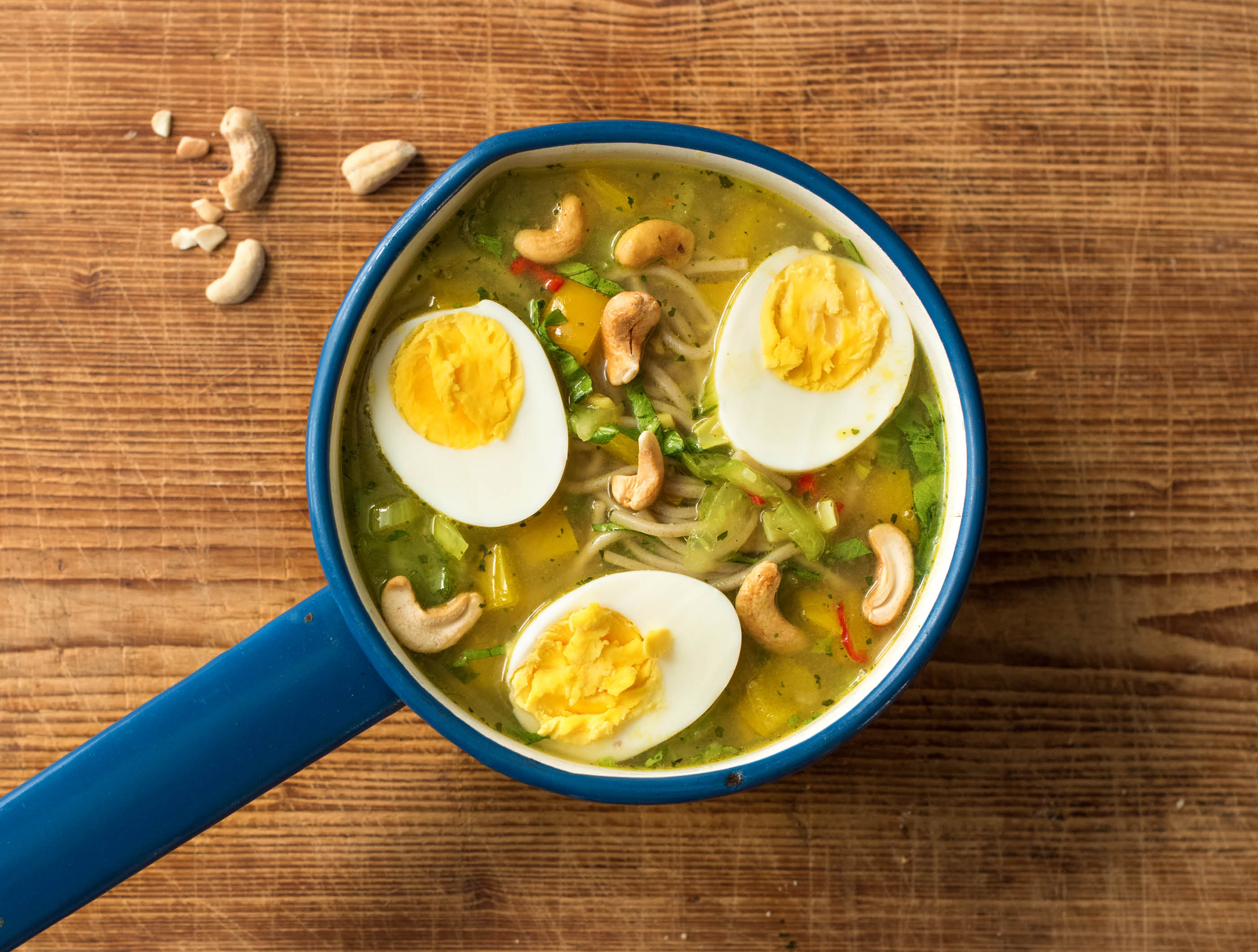 Soupe de nouilles orientale au pak choi et aux noix de cajou