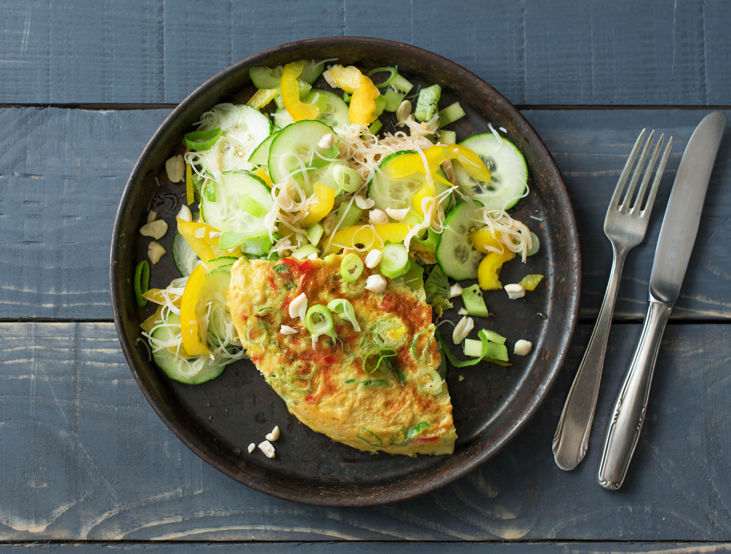 Omelette à l’orientale et salade de nouilles de verre au kiwi et aux cacahuètes