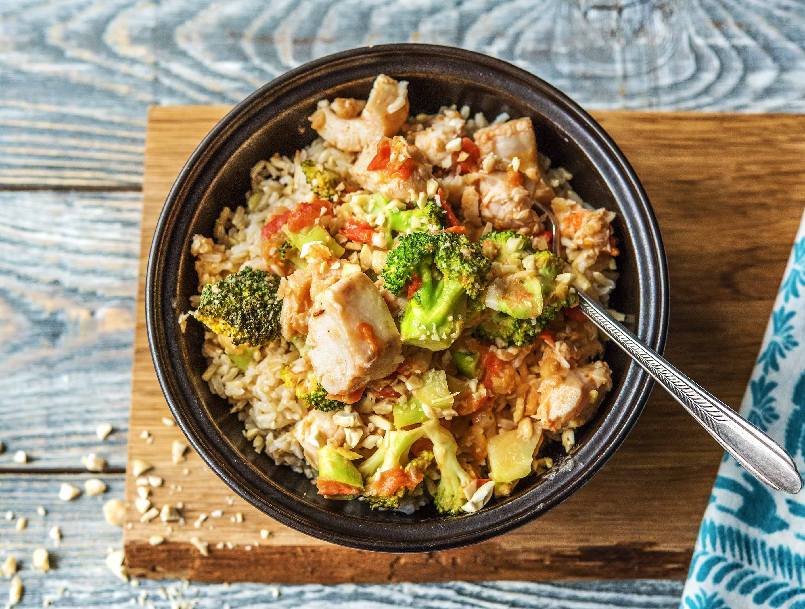 Oosterse visstoof met tomaat, broccoli en rijst