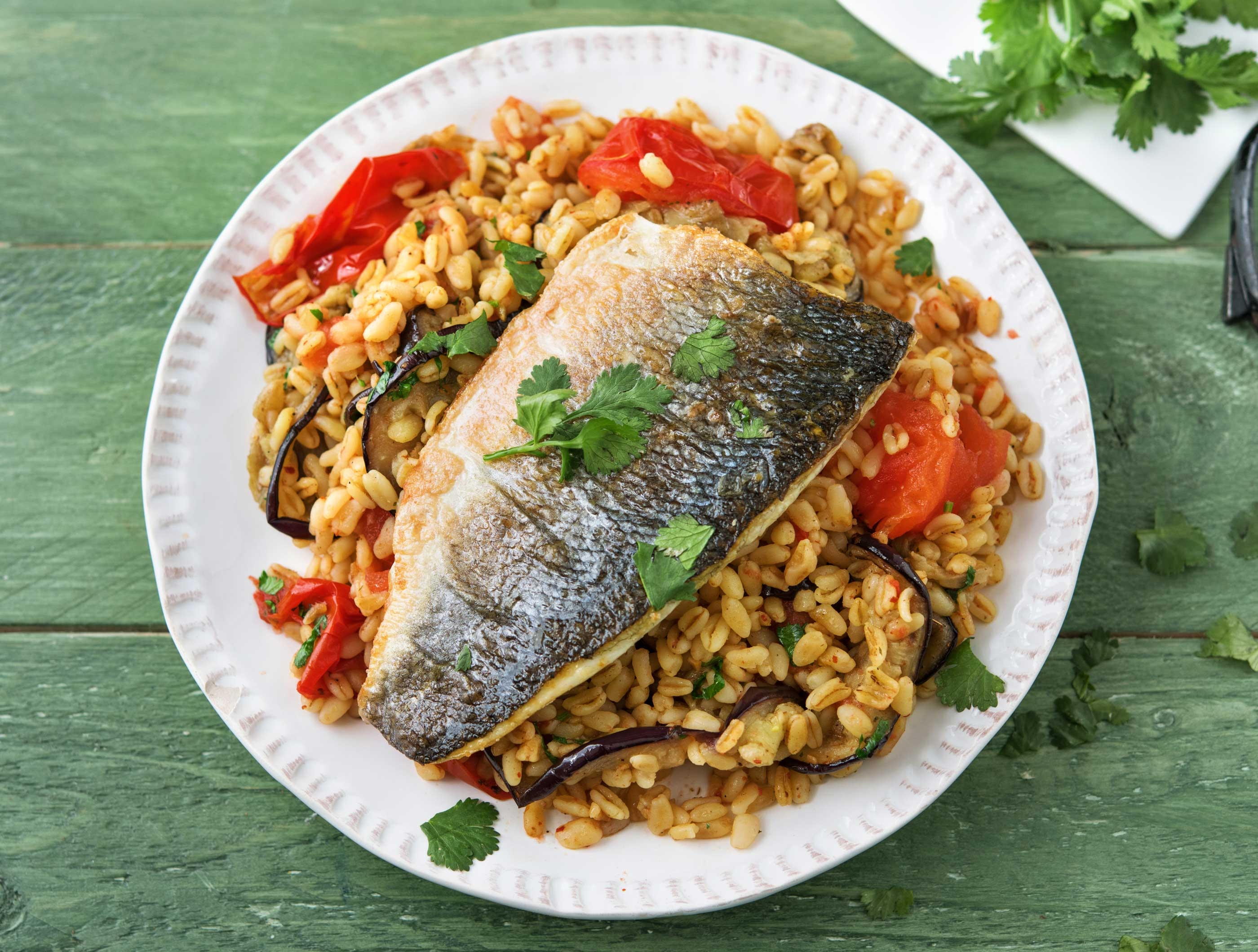 Op de huid gebakken zeebaarsfilet en parelgerst