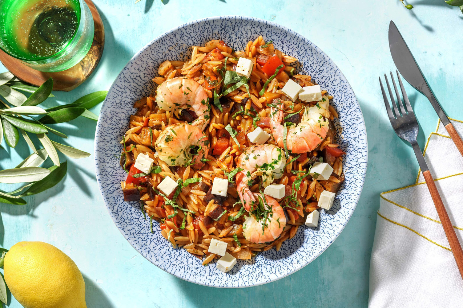 Griekse stijl orzo met garnalen