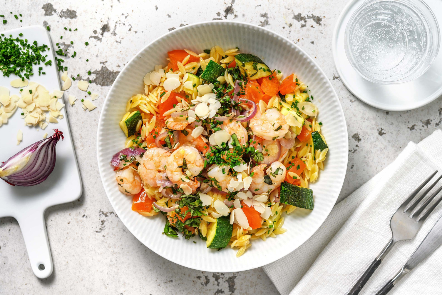 Orzo aux crevettes à l'ail et courgette
