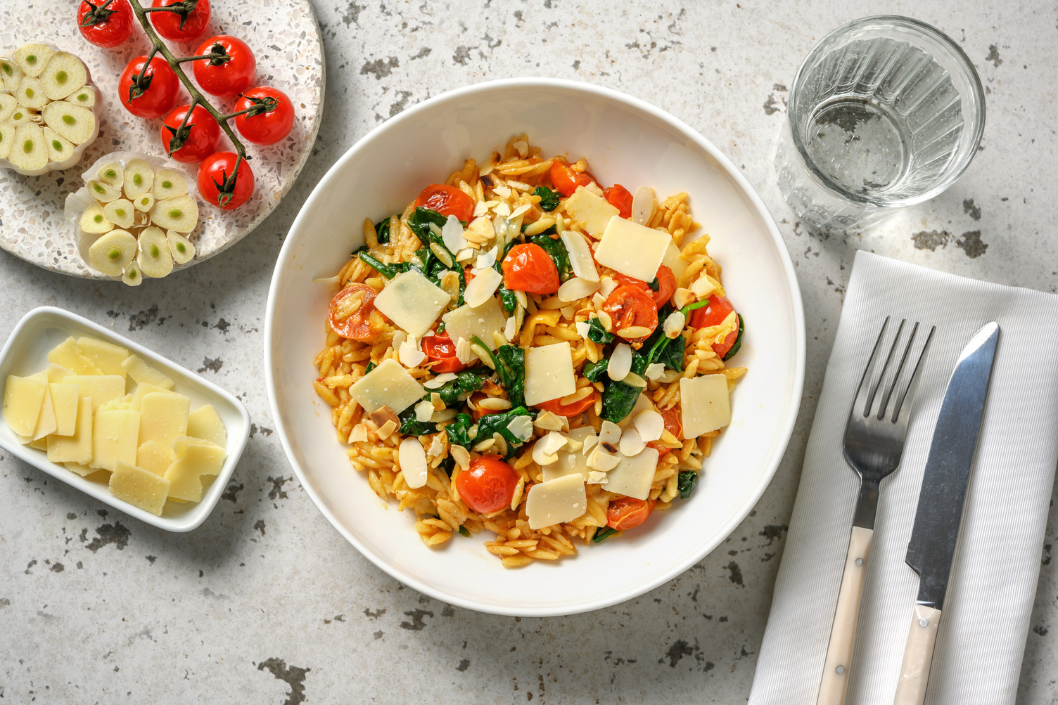 Orzo met spinazie en mini-romatomaten