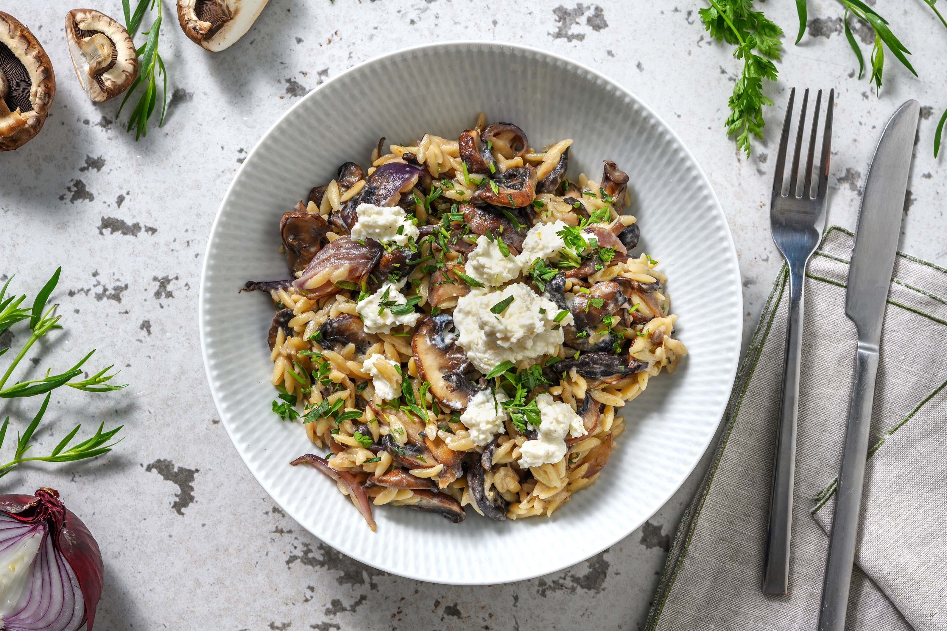 Orzo met frisse citroenricotta en kastanjechampignons