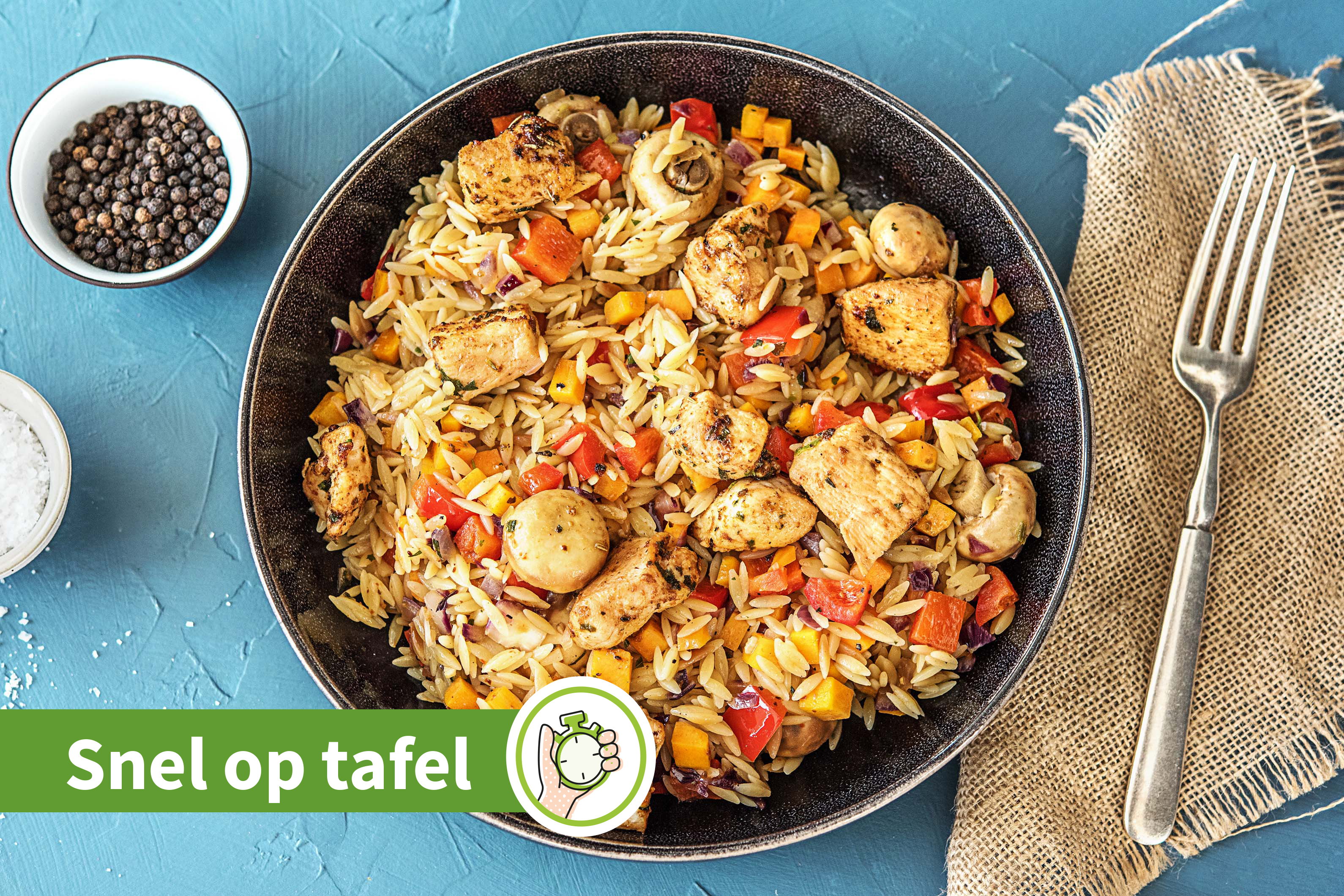 Orzo met paprika-kipblokjes en oregano