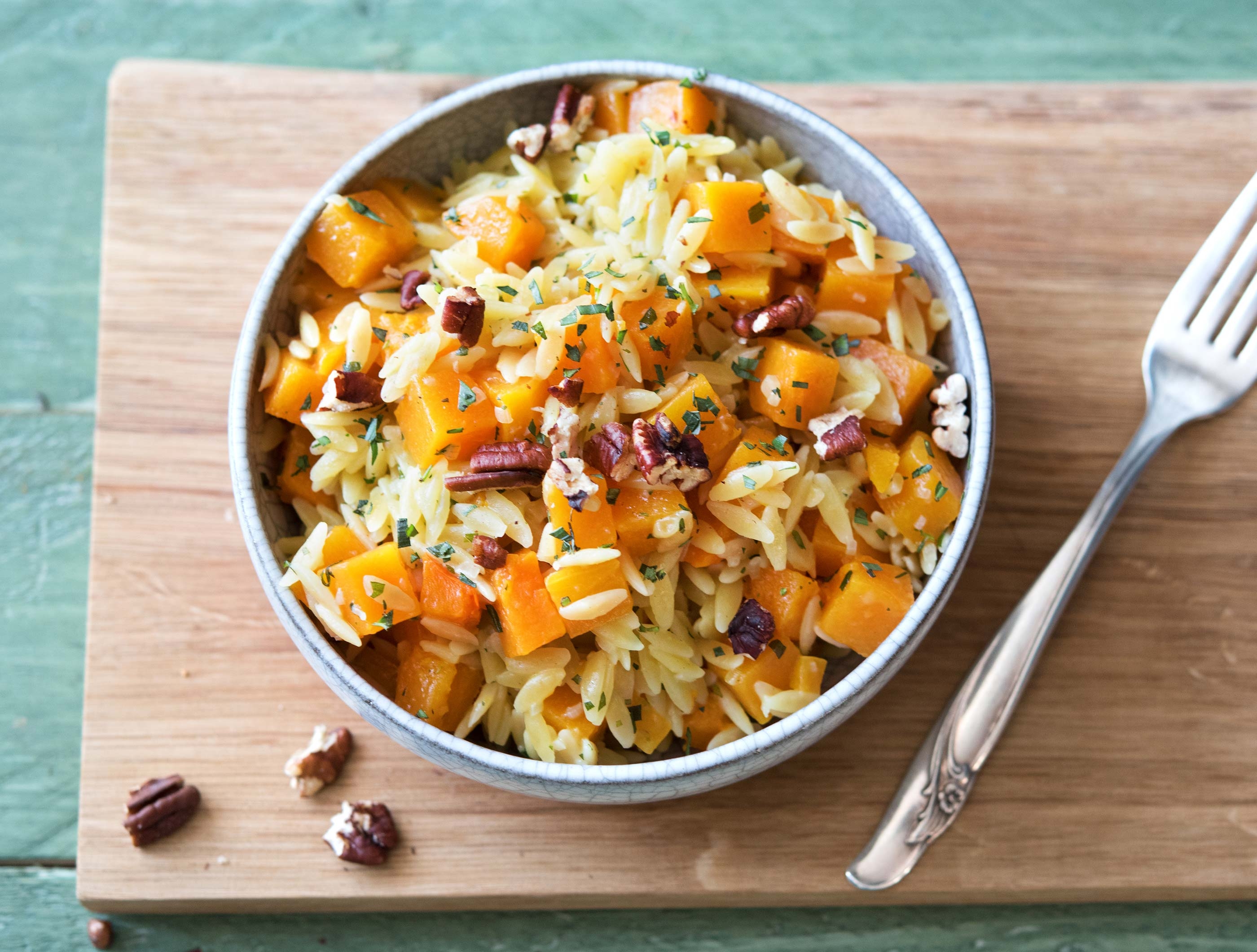 Orzo met pompoen, verse dragon en pecannoten