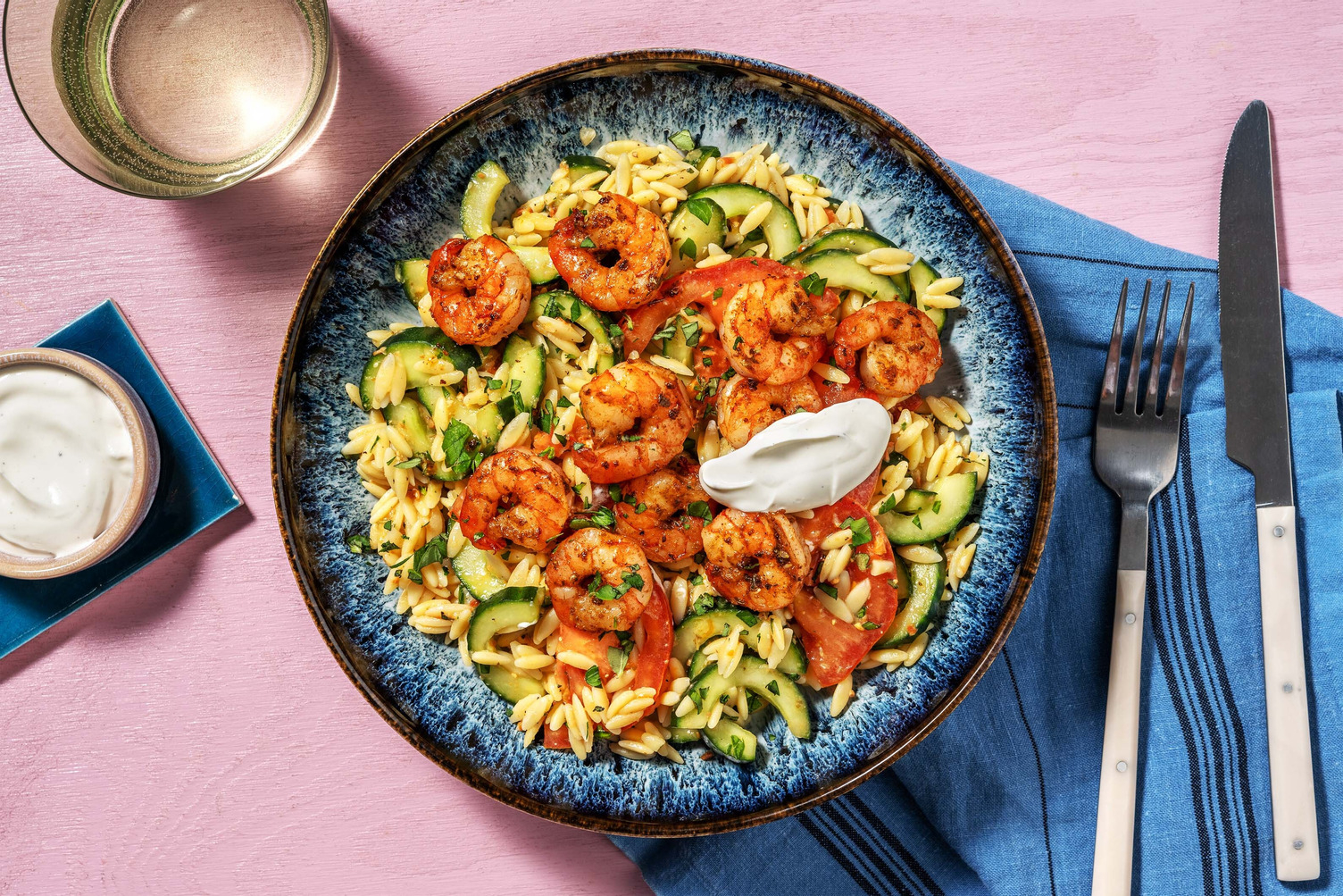 Orzo-Salat mit mediterran gewürzten Garnelen