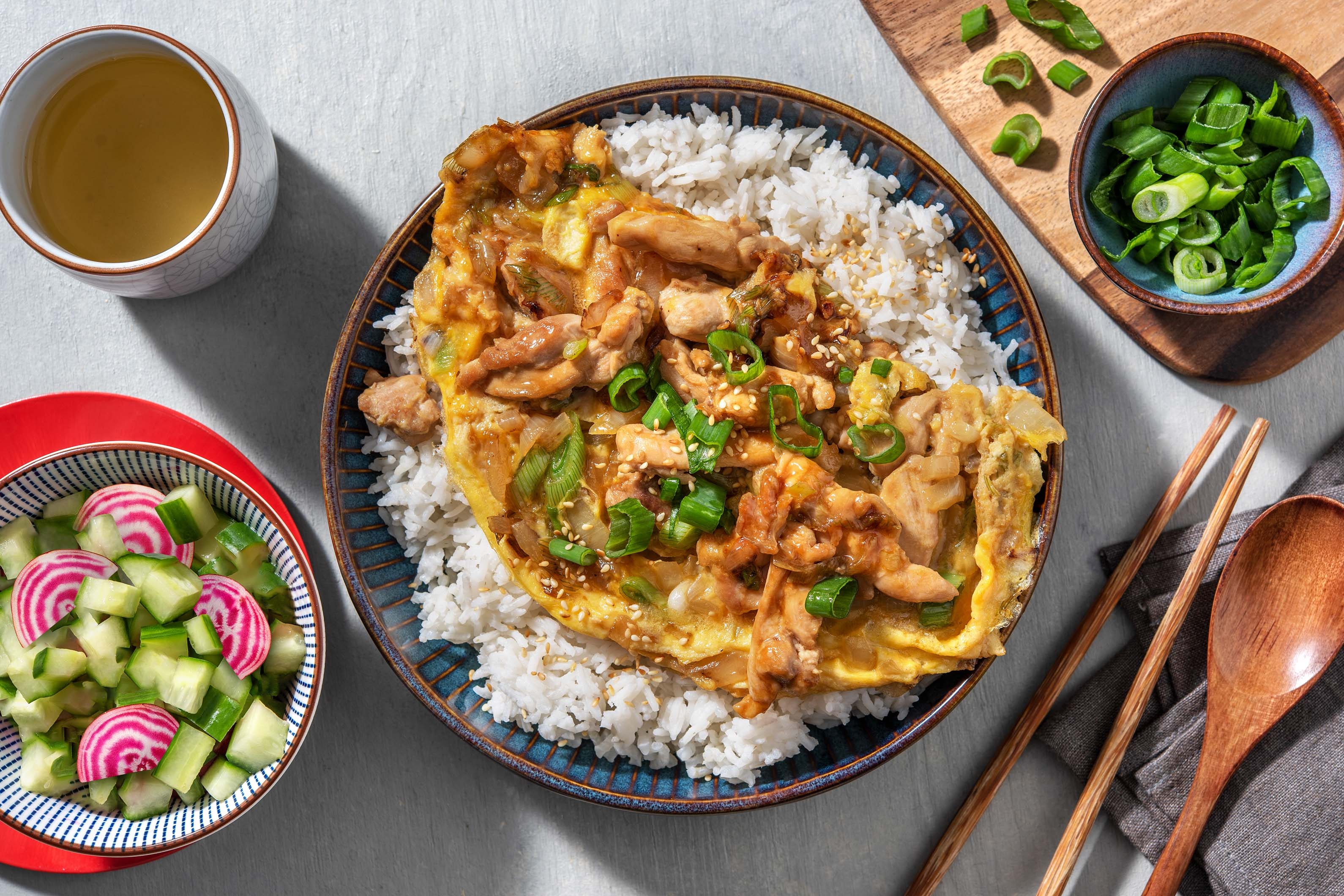Oyakodon met kippendij-omelet en bosui
