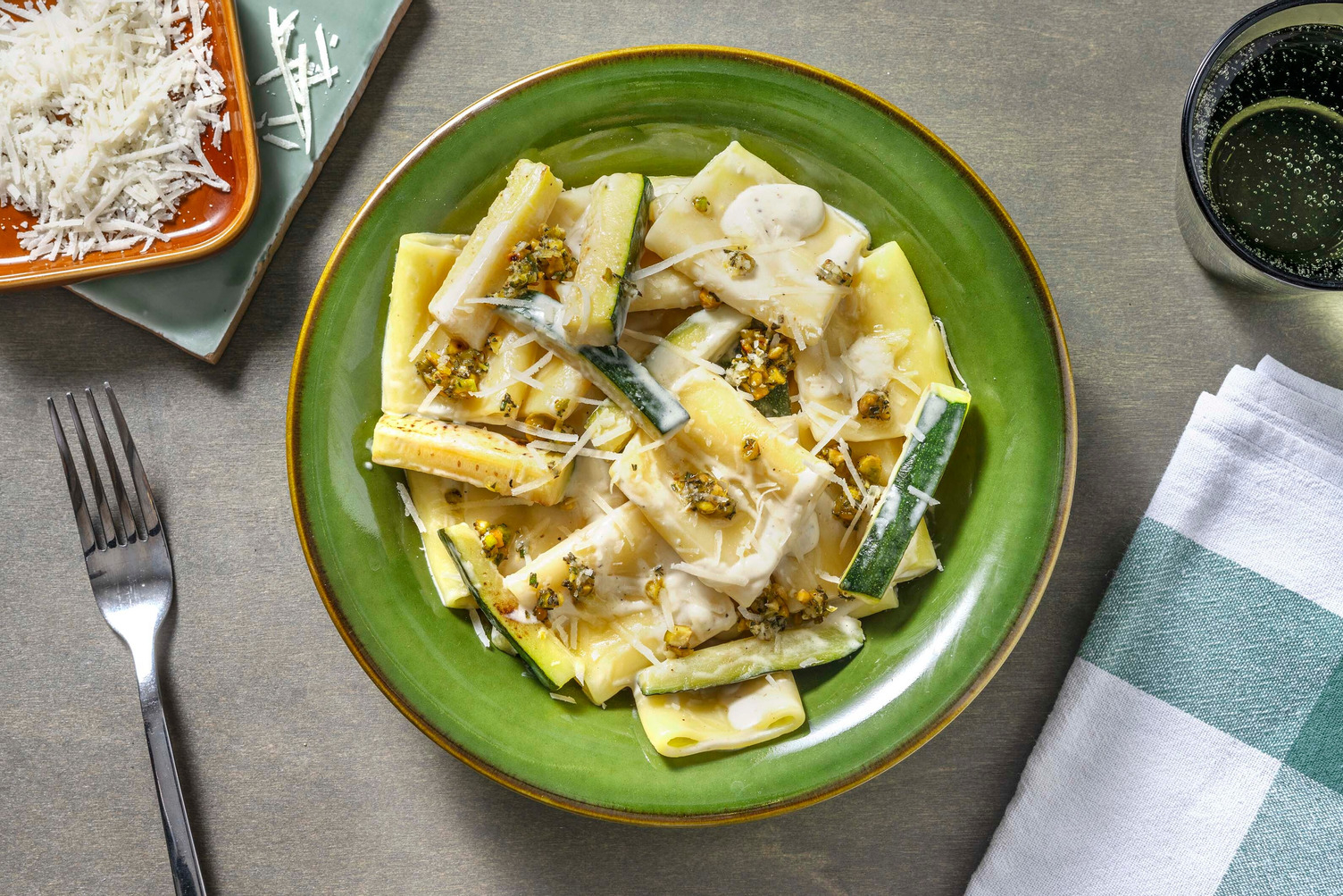 Paccheri mit Pistazien-Gremolata in zitroniger Rahmsauce