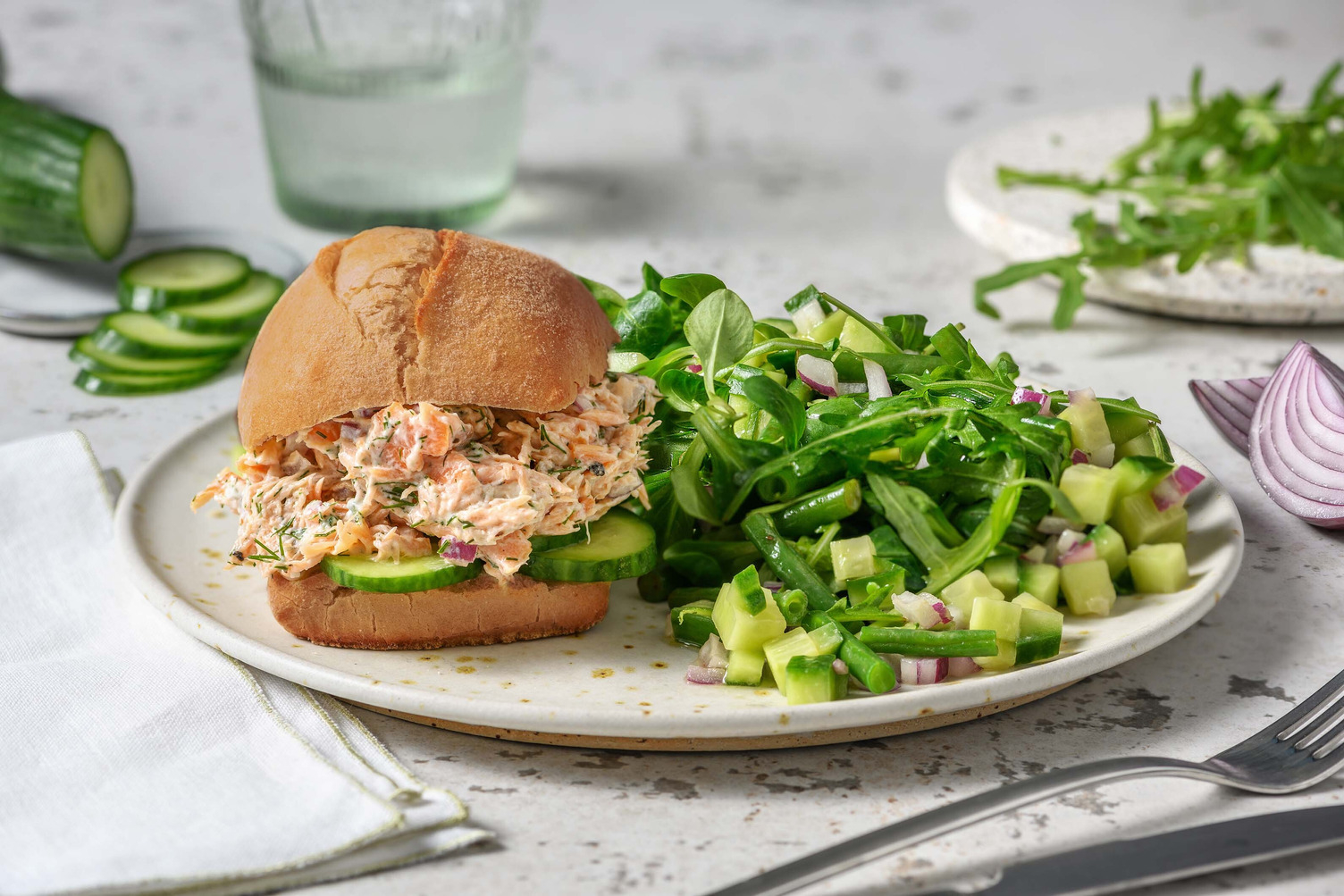 Broodje met zelfgemaakte zalmsalade