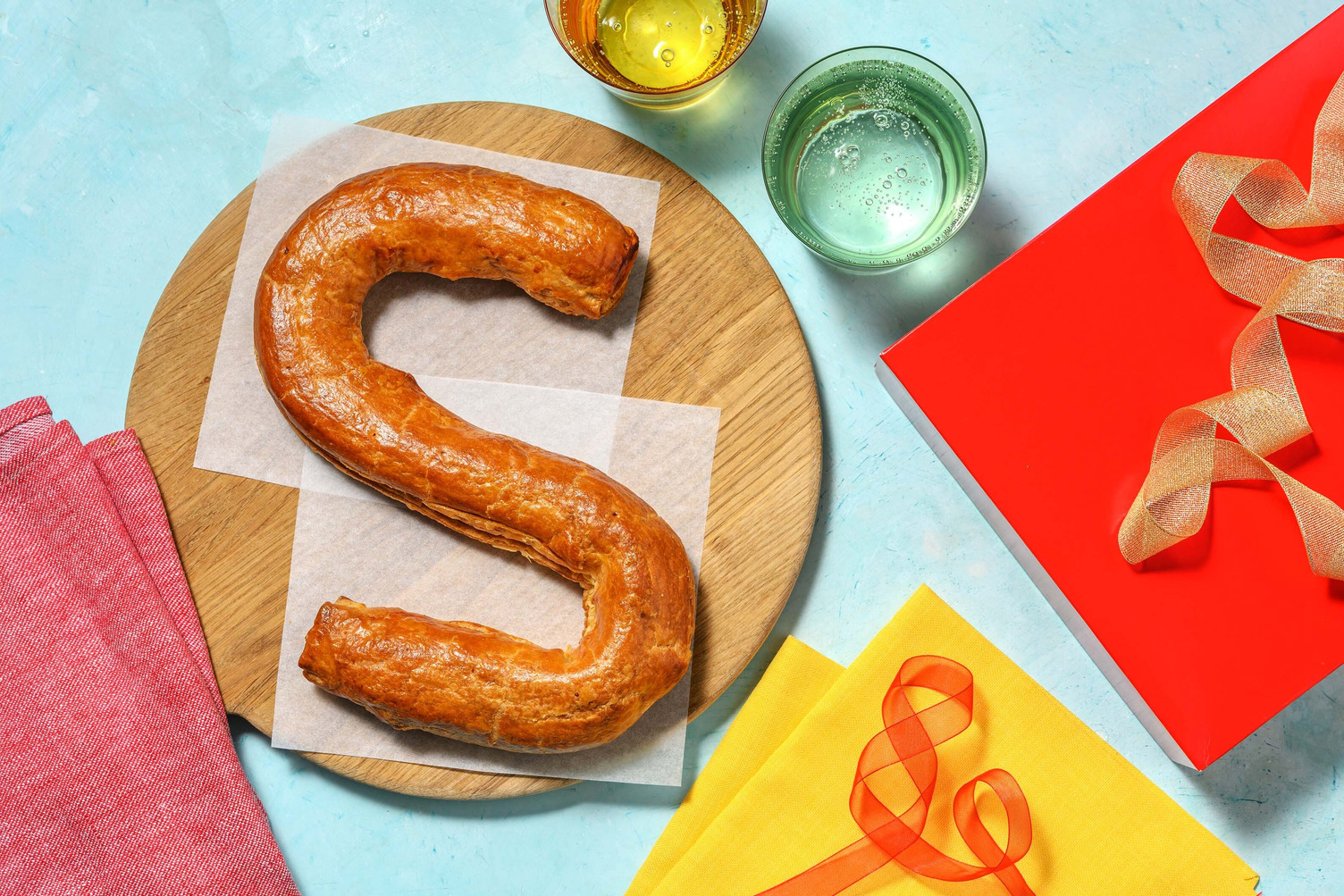 NL: Hartige banketletter/ BE: Sinterklaas saucijzenbrood