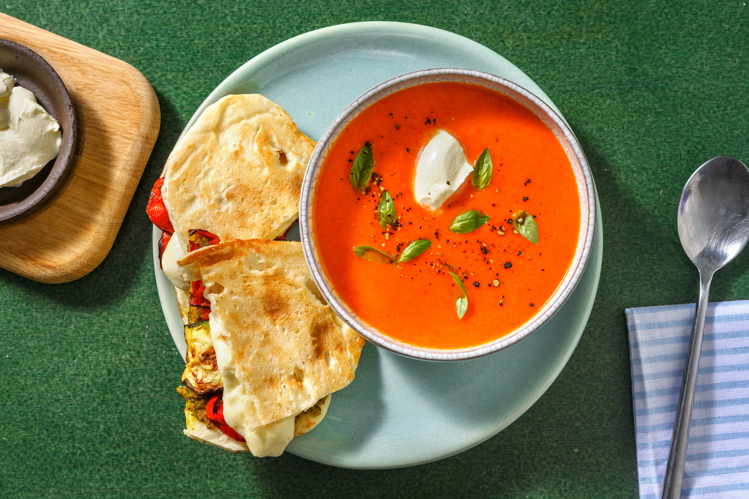 Belegde naanbroodjes met gegrilde groenten en mozzarella