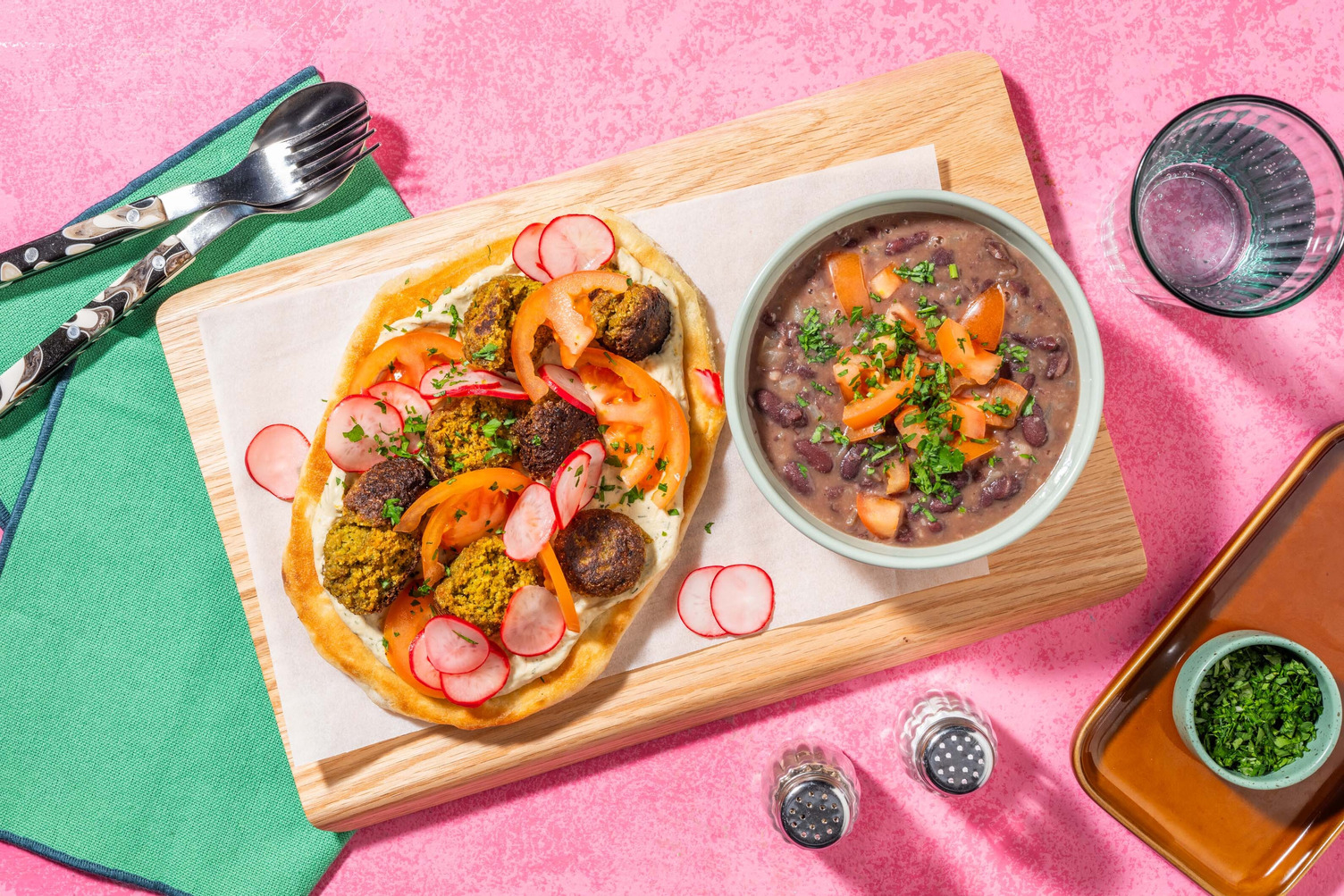 Pains plats aux falafels doubles et aux tomates