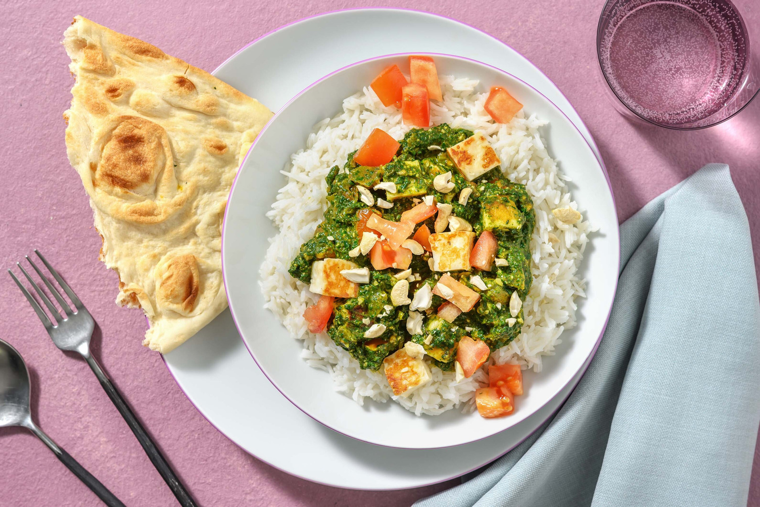 Indiase palak paneer met naanbrood