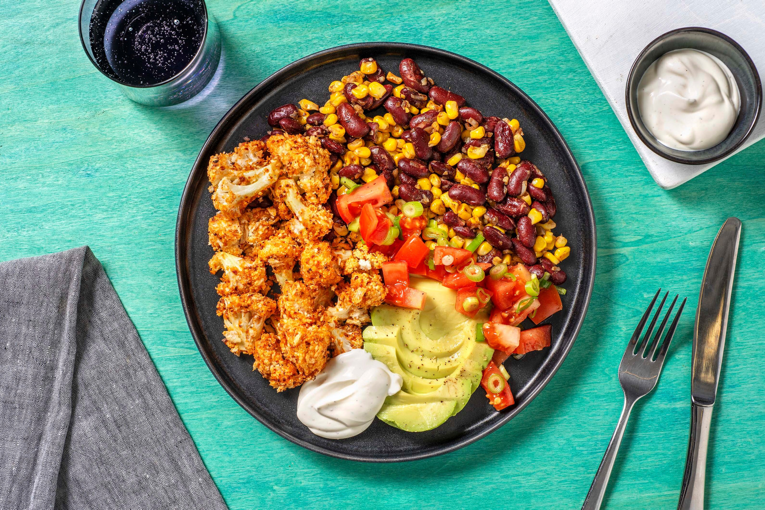 Panierter Harissa-Blumenkohl mit Avocado