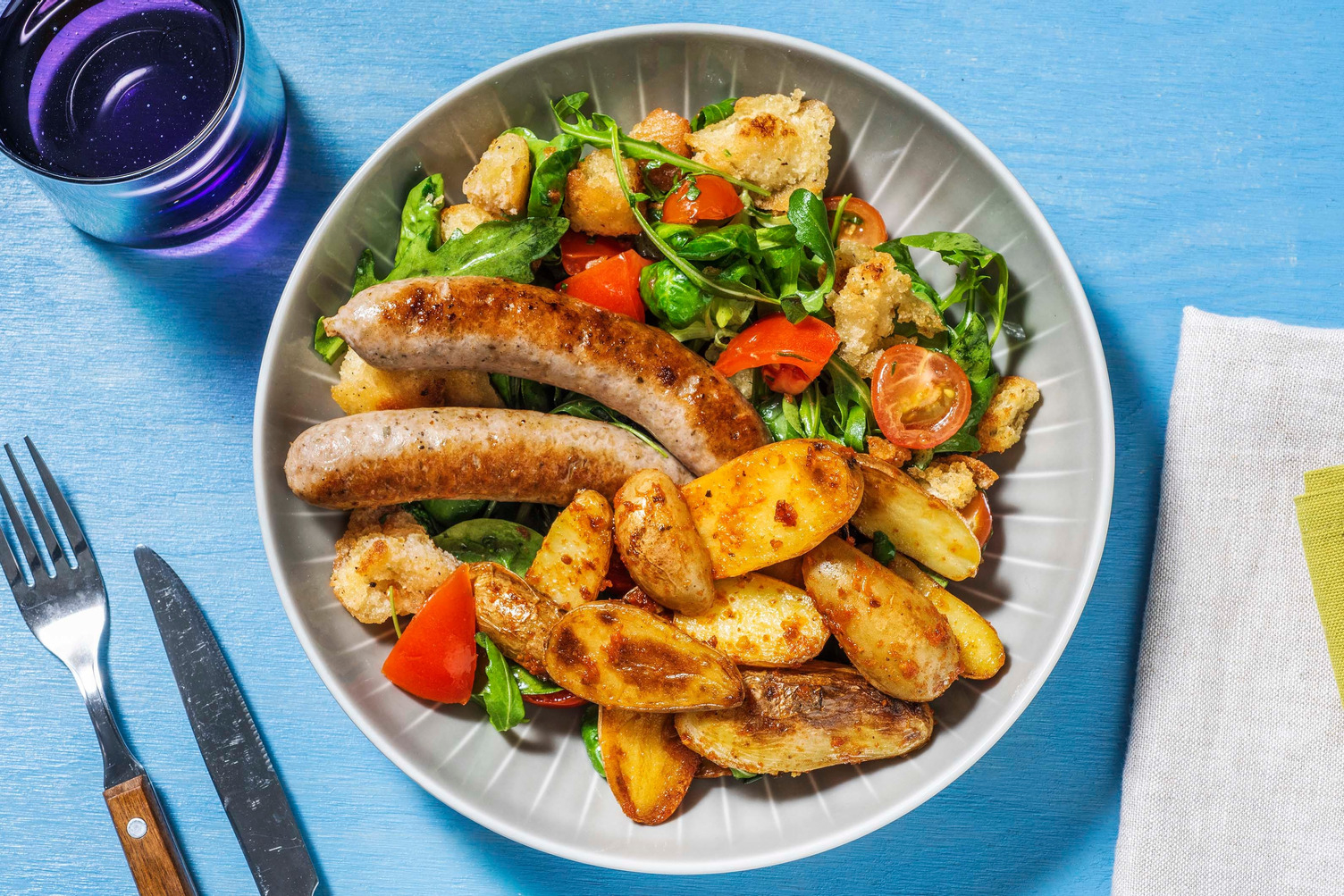 Italiaanse panzanellasalade met kipworstjes