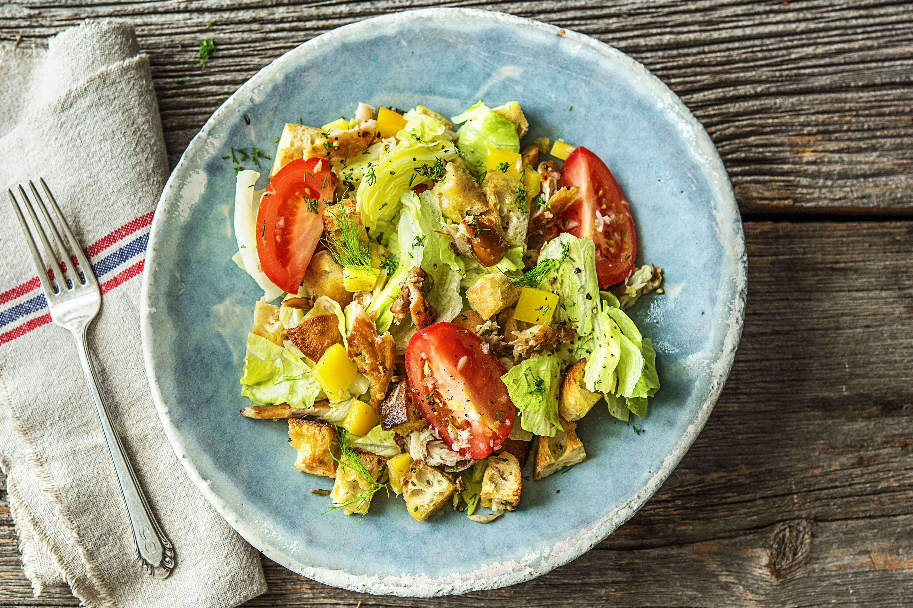 Panzanella met gerookte makreel en dille