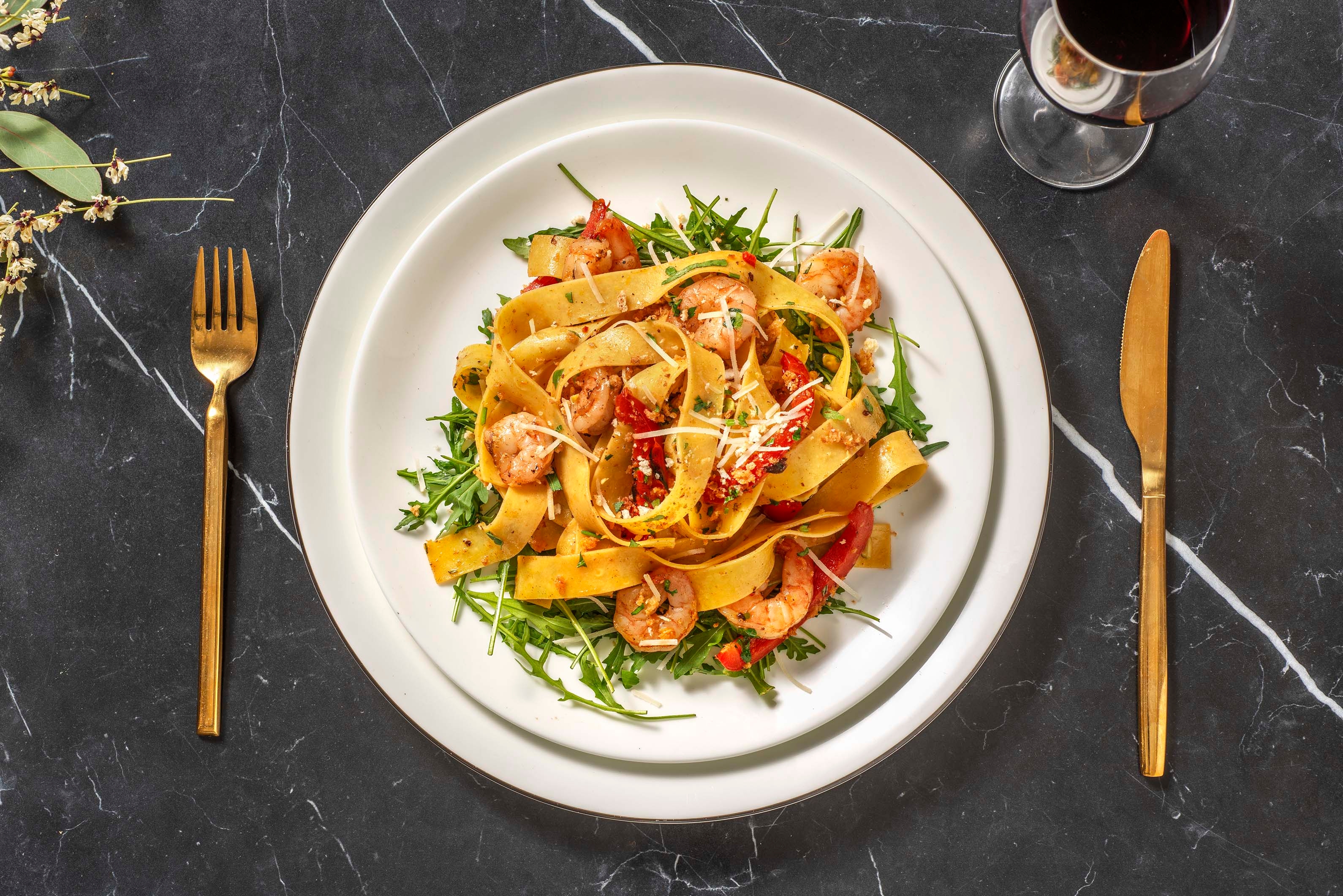 Pappardelle met garnalen in botersaus met knoflook