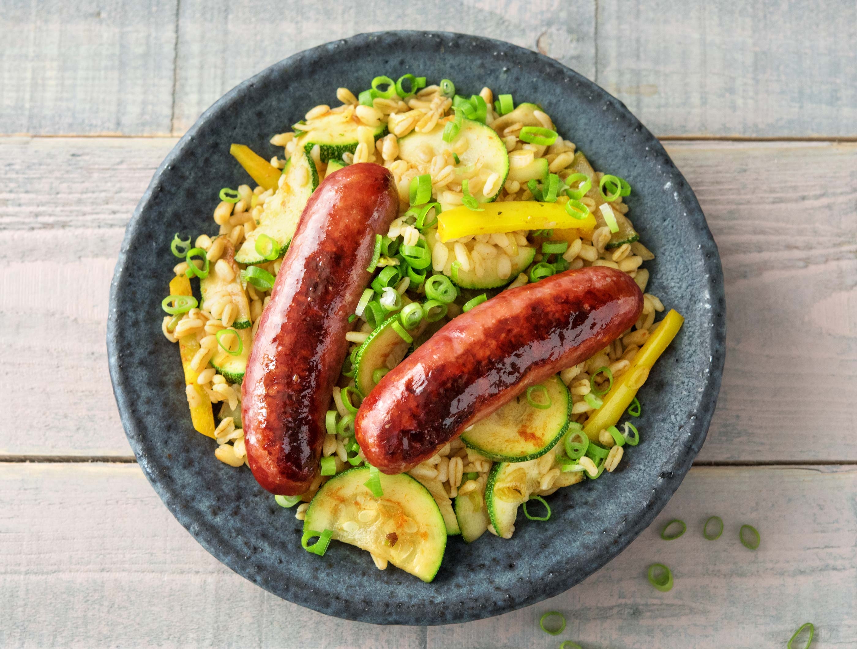 Parelgerst met kruidige merguezworstjes en karwijzaad