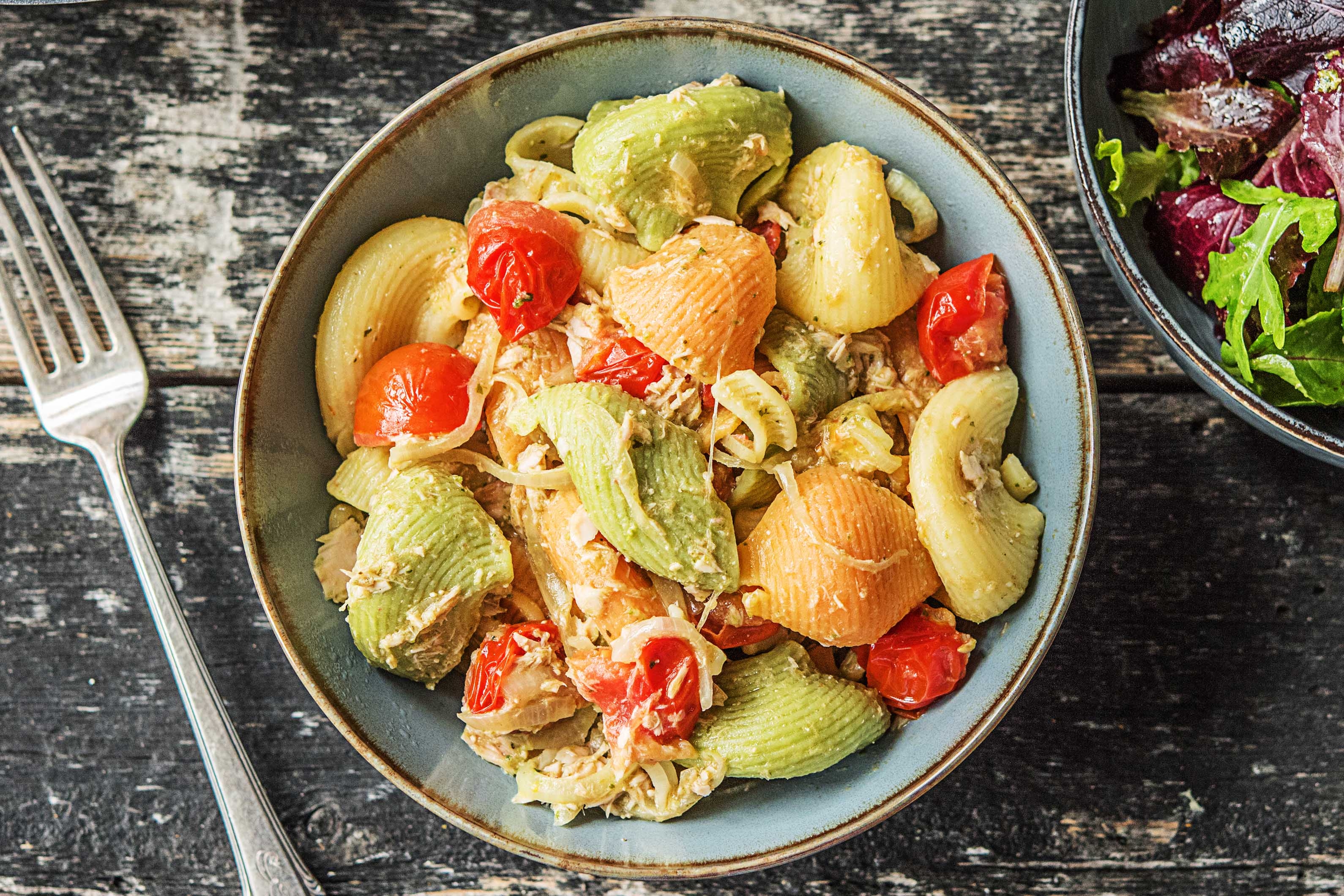Pasta-pesto in tonijnsaus met cherrytomaten en mesclun