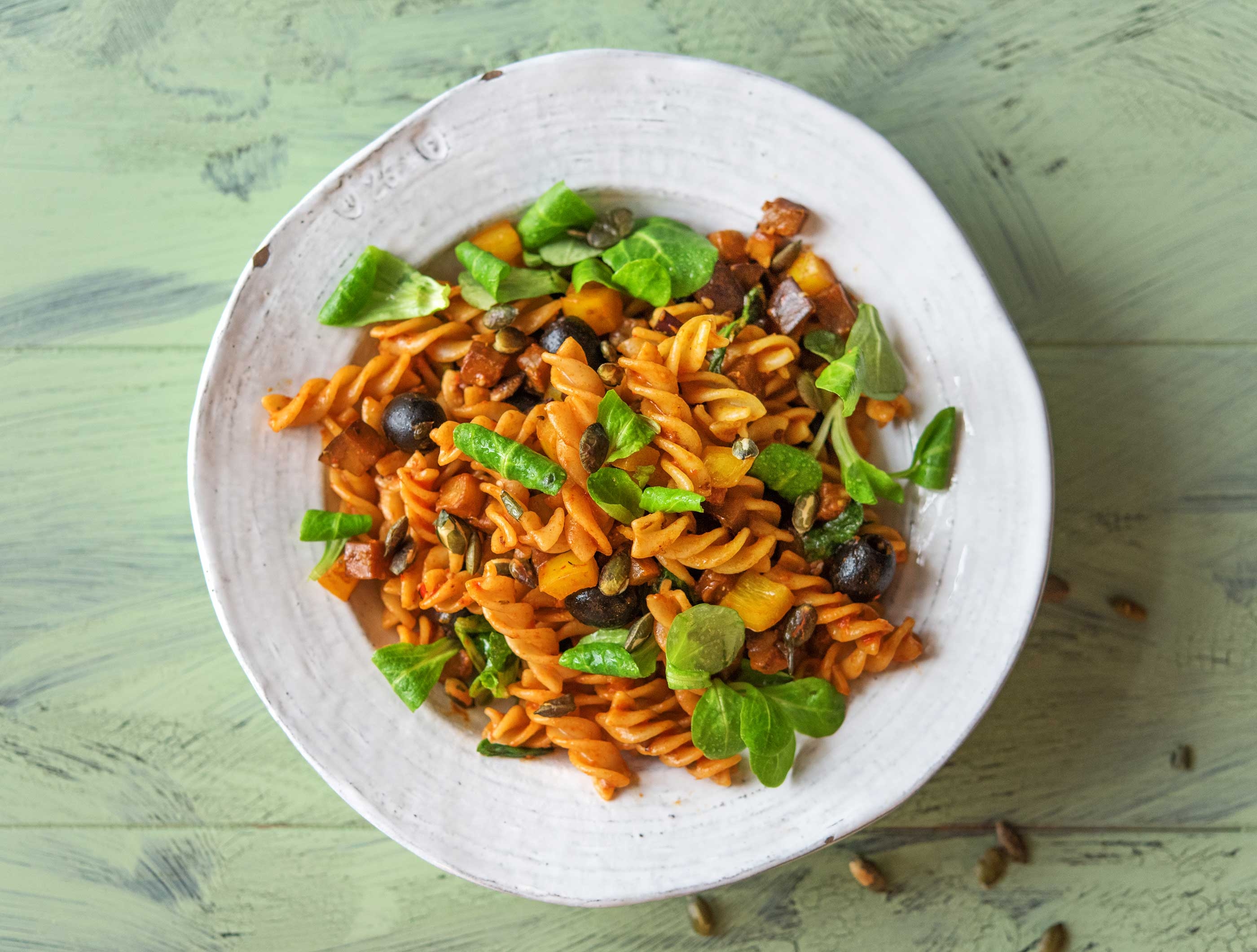 Pâtes au pesto avec légumes frais et olives