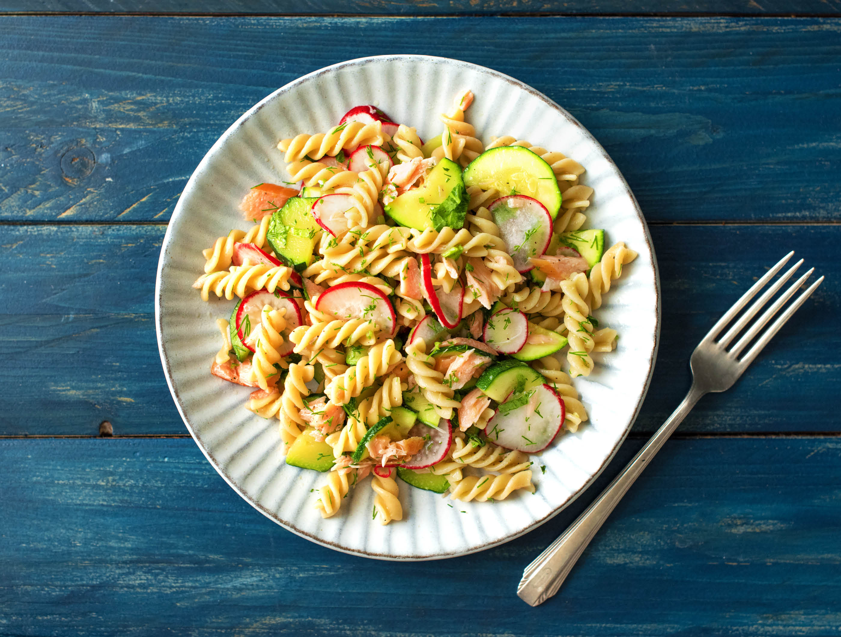 Pastasalade met warmgerookte zalm, radijs en verse dille