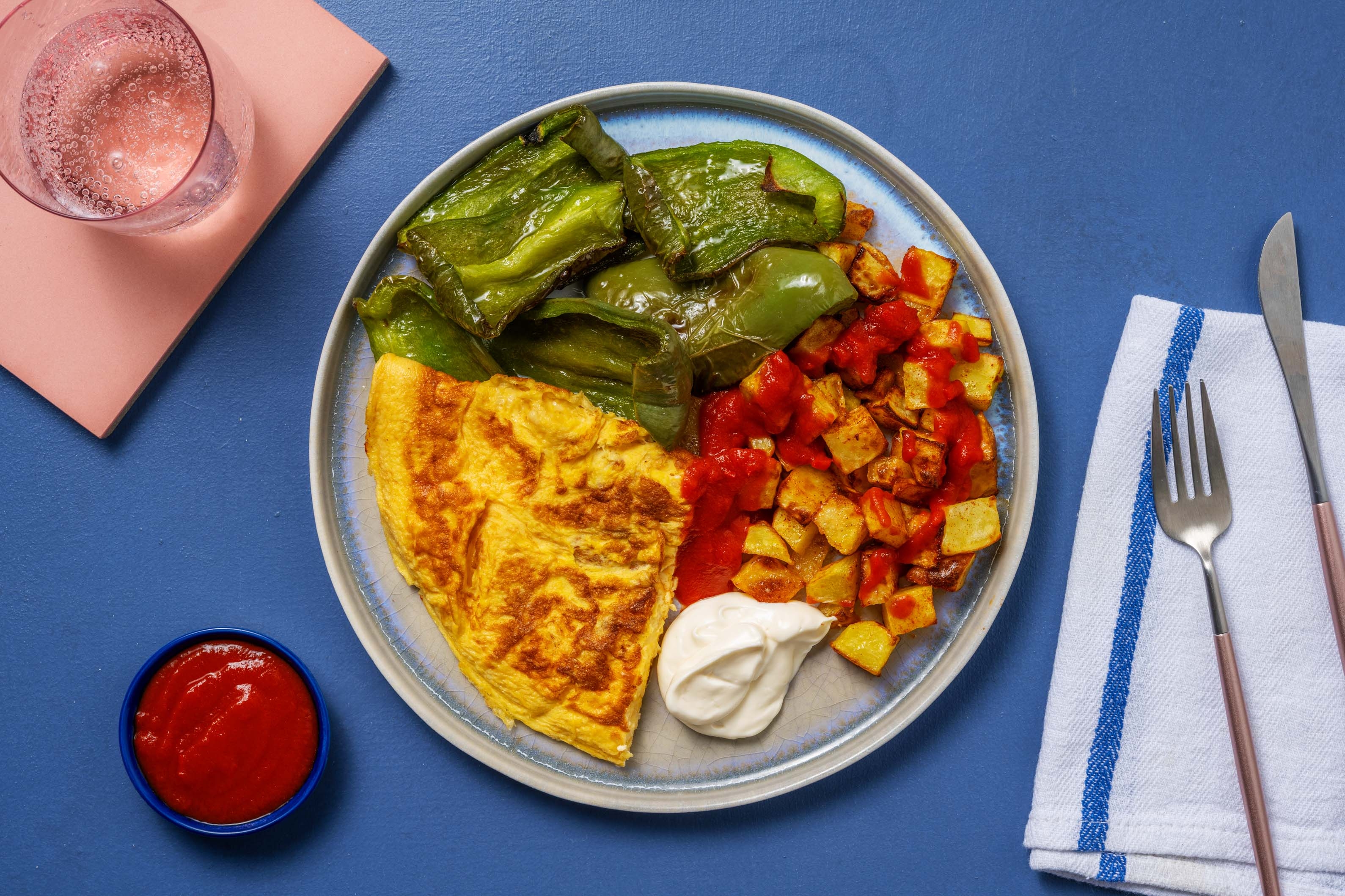 Patatas bravas et omelette au fromage de chèvre