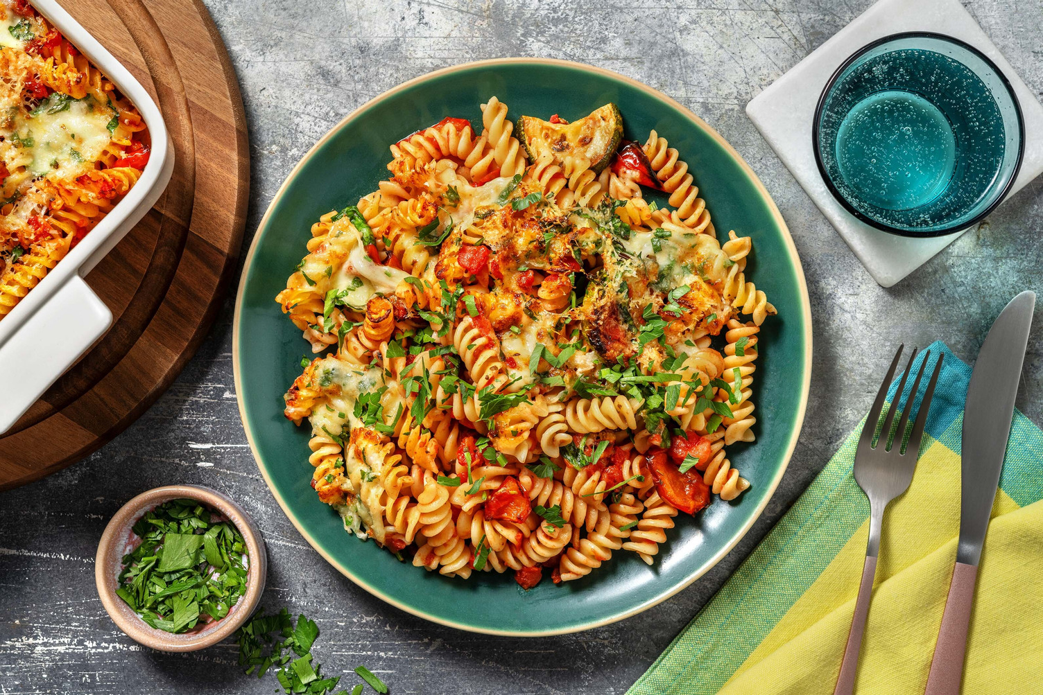 Pâtes au poulet, tomates séchées et légumes rôtis
