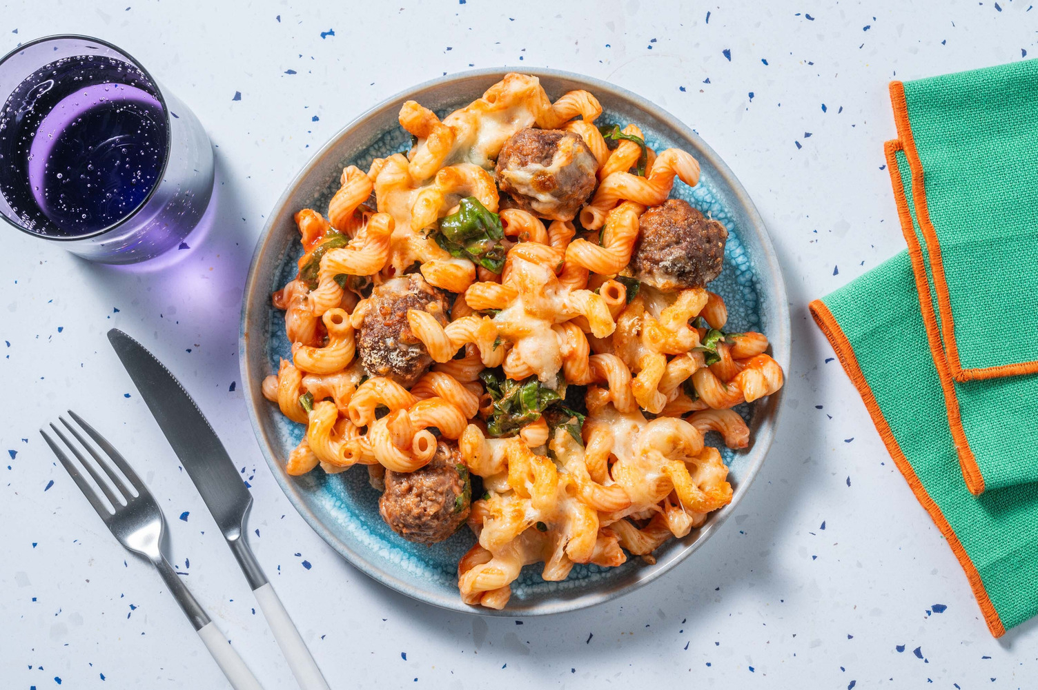 Pâtes et double boulettes de bœuf gratinées