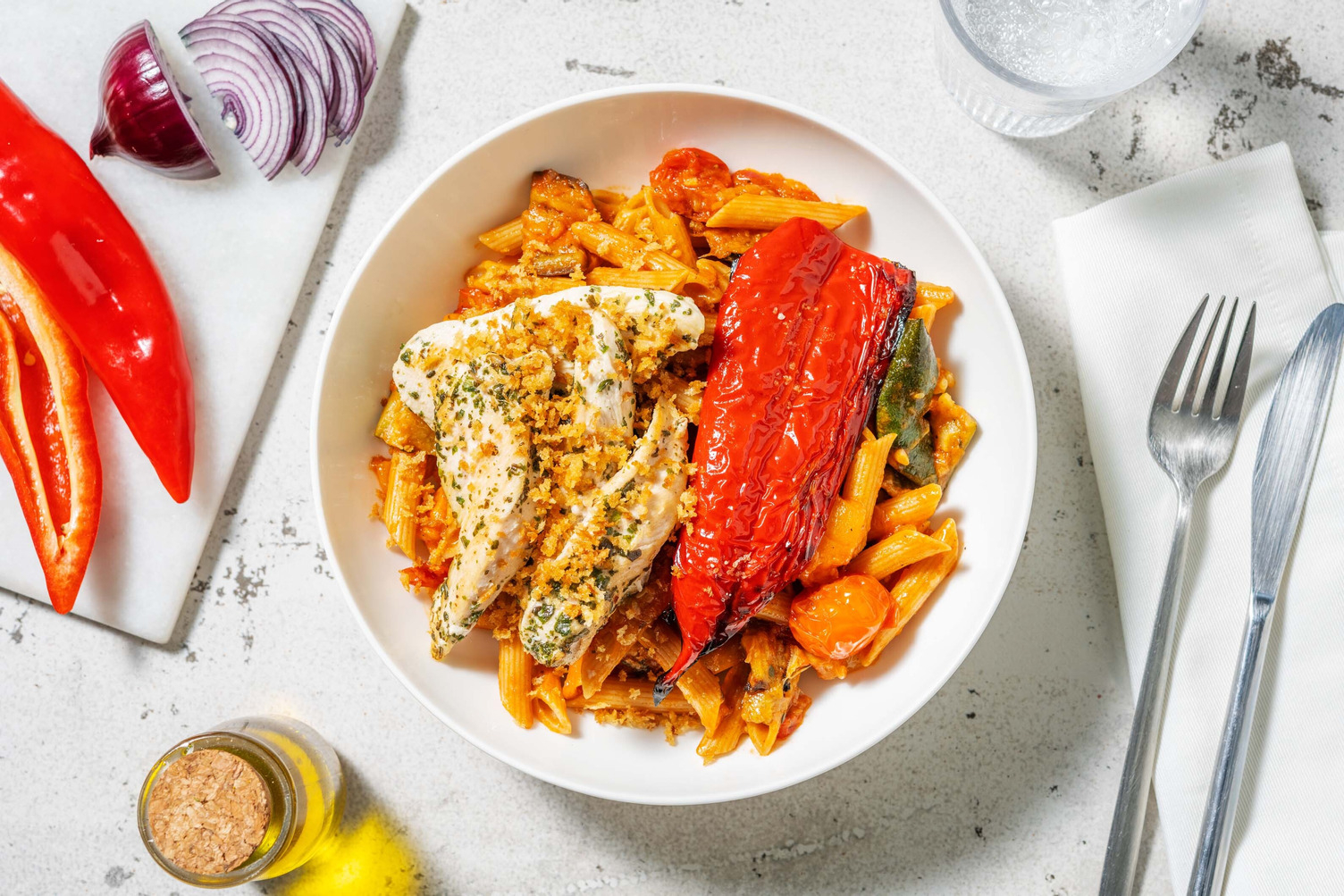 Volkoren penne met groentendressing en kipfiletreepjes