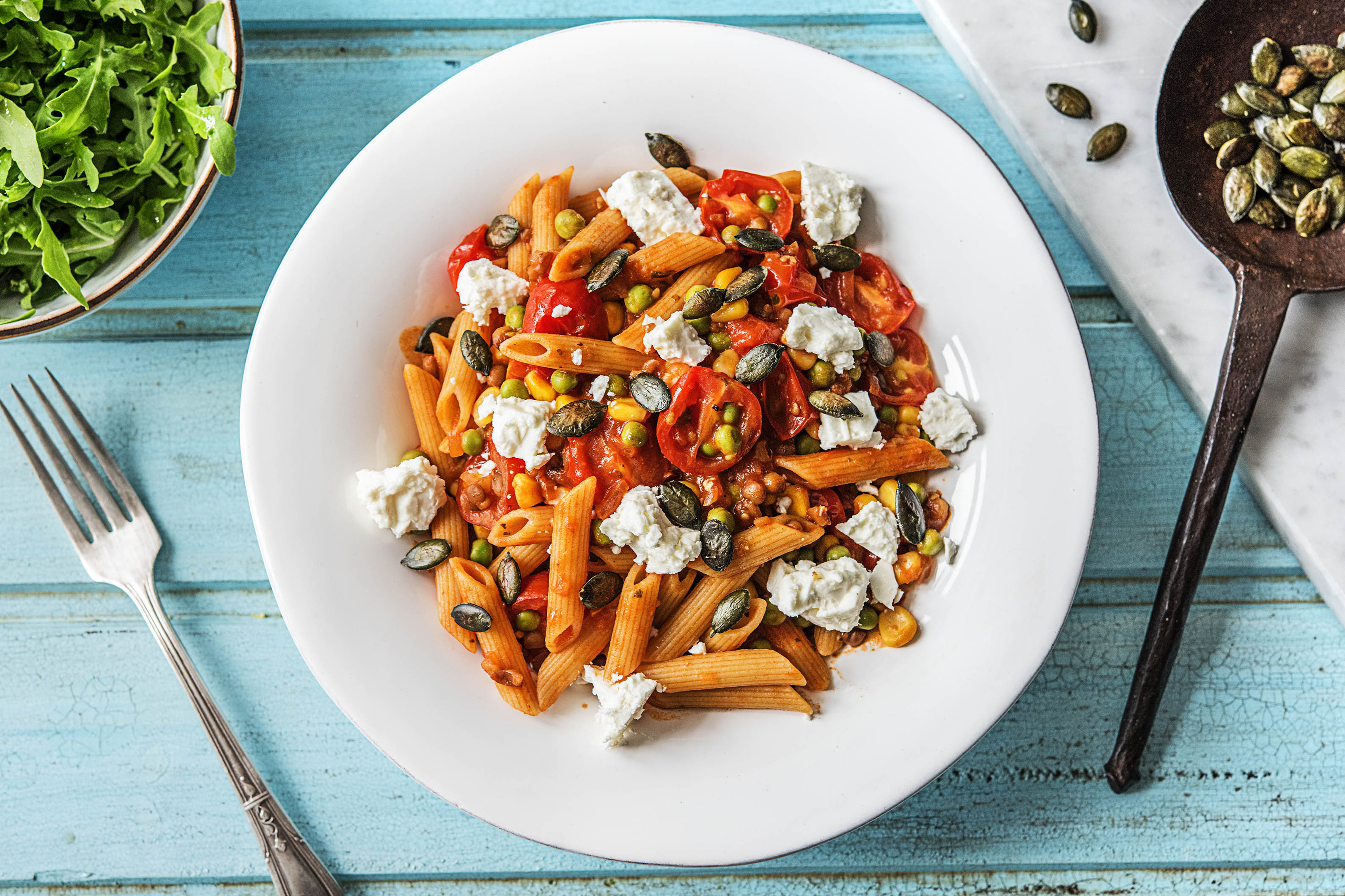 Penne à la sauce bolognaise et aux lentilles avec feta