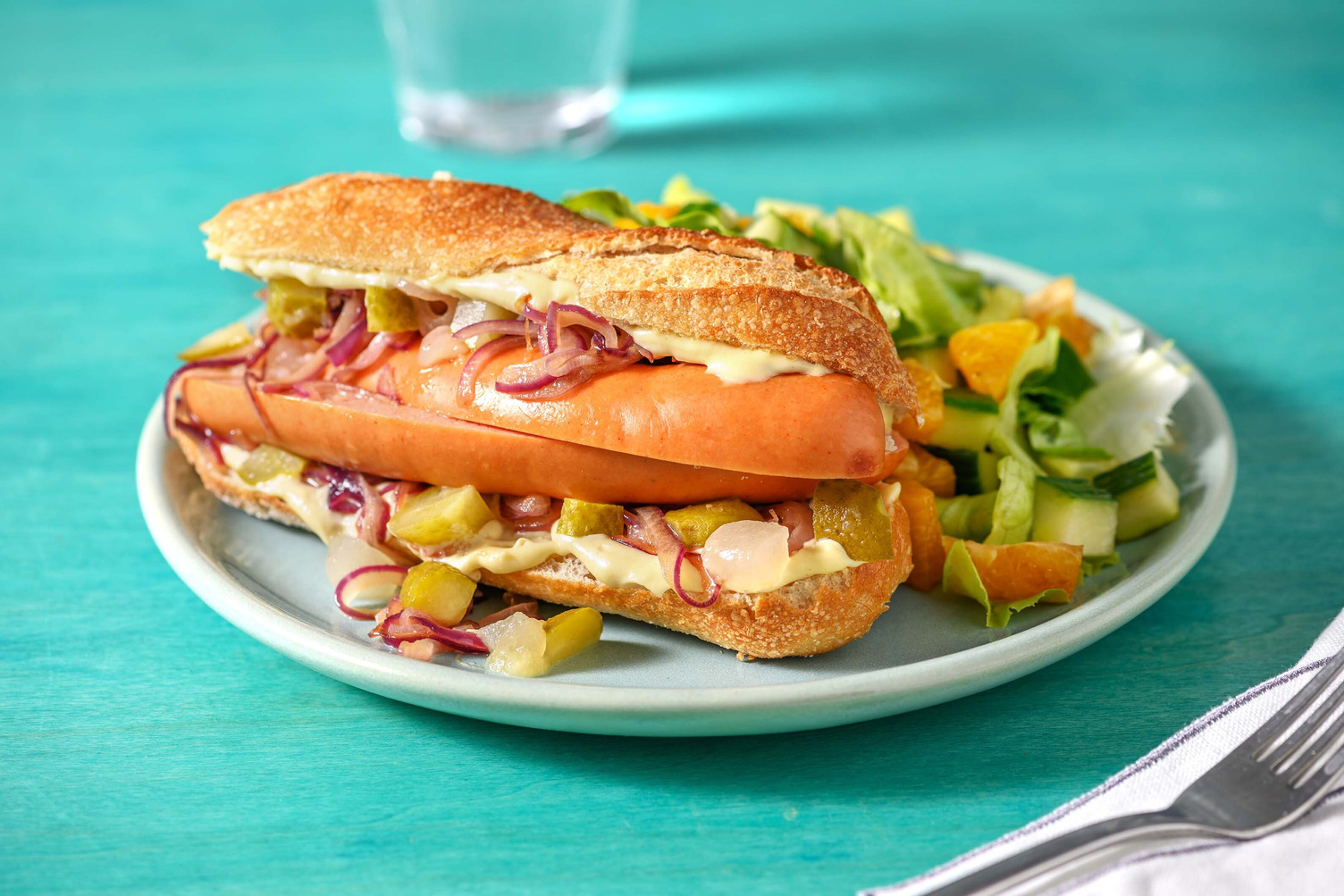 Broodje rookworst met gebakken rode ui en augurk