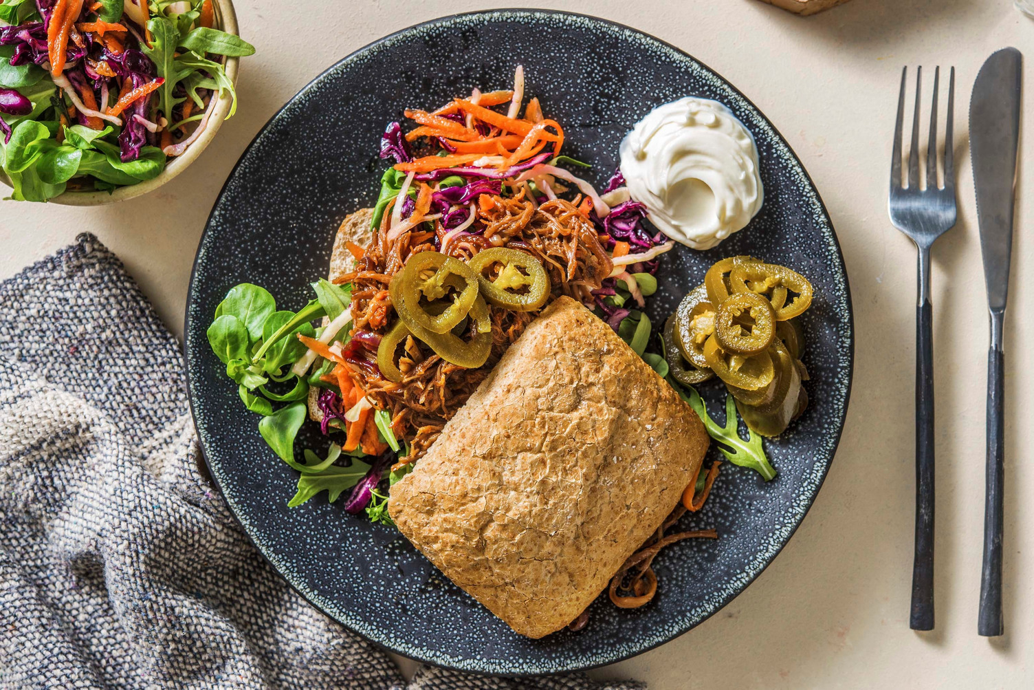 Broodje pulled pork met rode uien